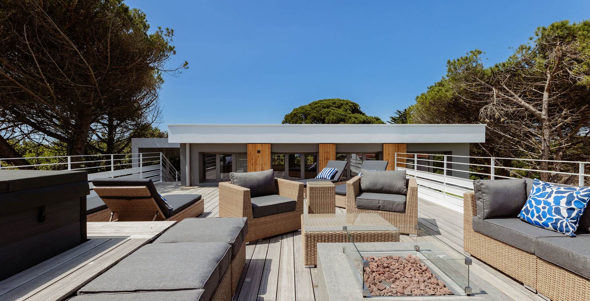 Terrasse en bois & salon de jardin Profitez des longues soirées d’été autour d’un apéritif