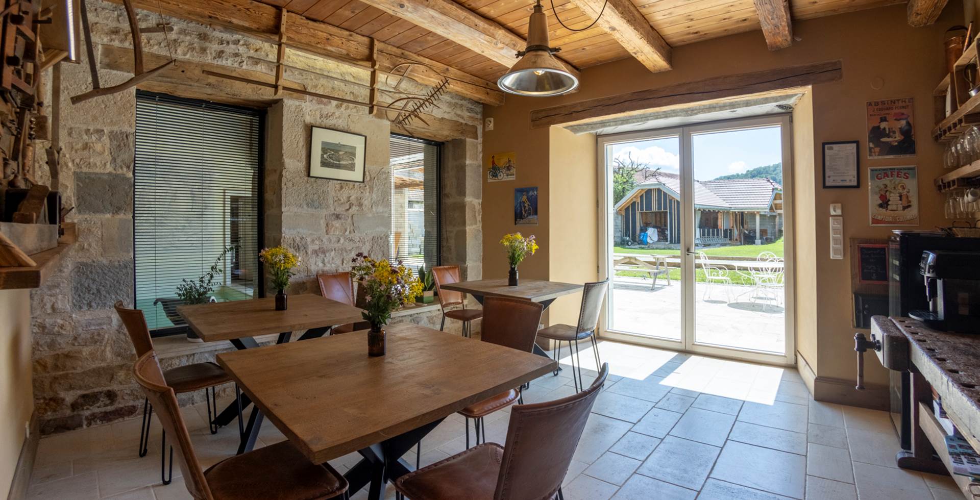 Découvrez l'atmosphère chaleureuse de notre salle de restaurant au Relais des Deux Tours