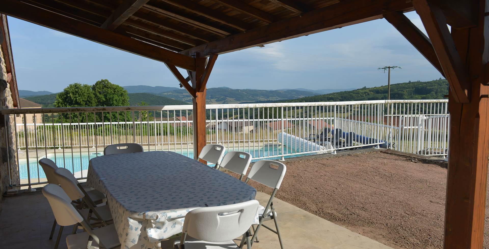 salon de jardin à l'abri sous auvent avec vue de la vallée