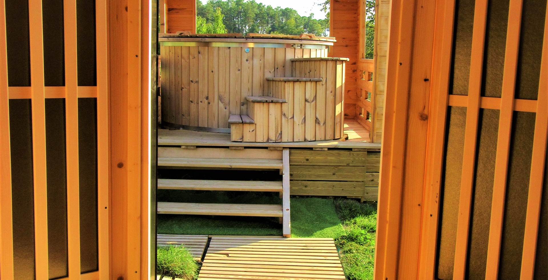 vue de l'intérieur du sauna sur le bain nordique