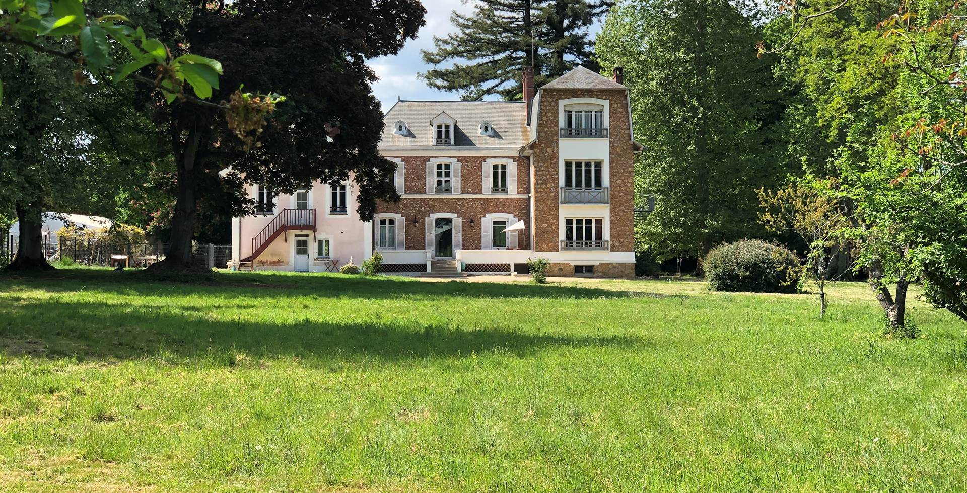 La Villa Rochette et son parc arrière.