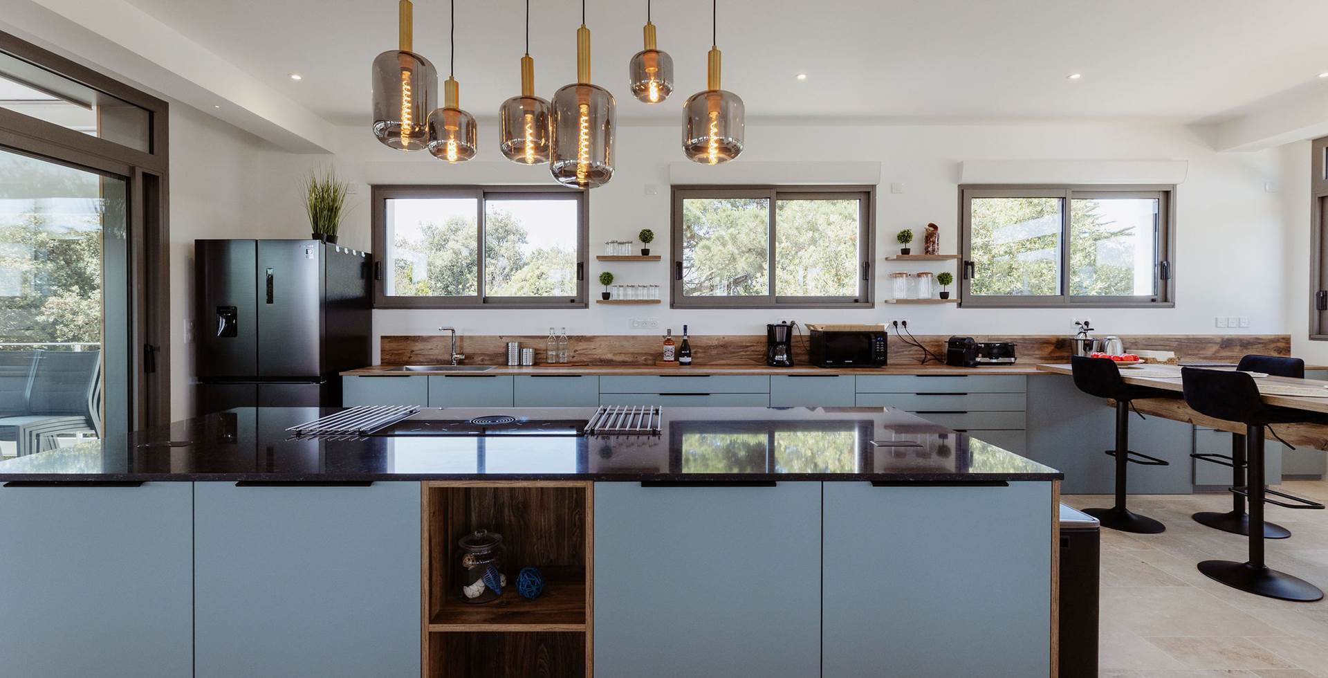 Cuisine ouverte et moderne  Tout équipée : lave-vaisselle, four, micro-ondes, cafetière, grille-pain… comme à la maison !