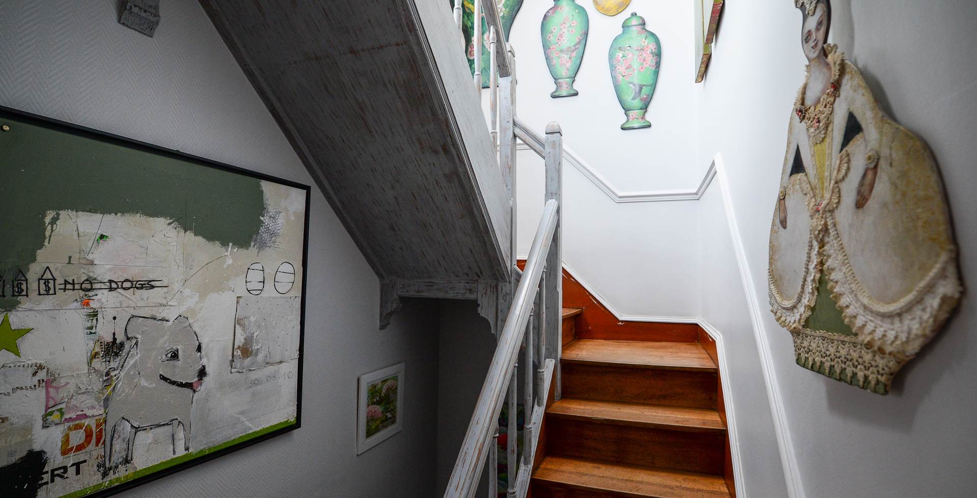 Un bel escalier et ses oeuvres d'art mène aux chambres Rose et Terrasse