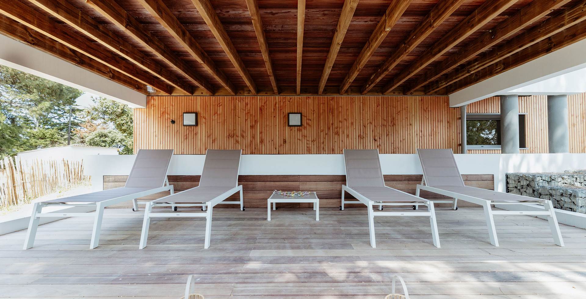 Jacuzzi privé  Détendez-vous dans le jacuzzi chauffé, accessible toute l’année après la plage ou une balade à vélo.