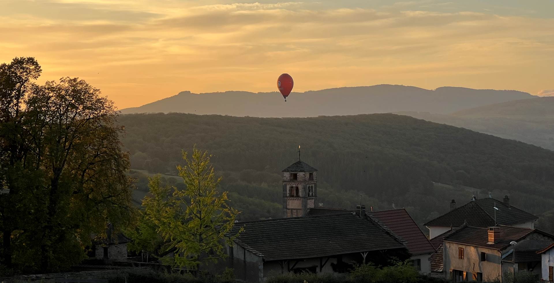 Vue sur le village de Bergesserin et montgolfière "route71"