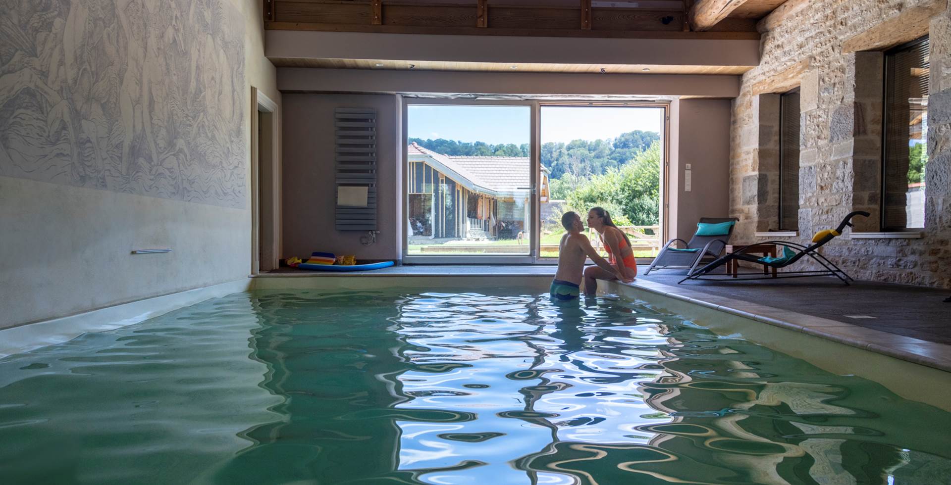 profitez de la piscine intérieure chauffée à 28° quelque soi le temps à l'extérieur