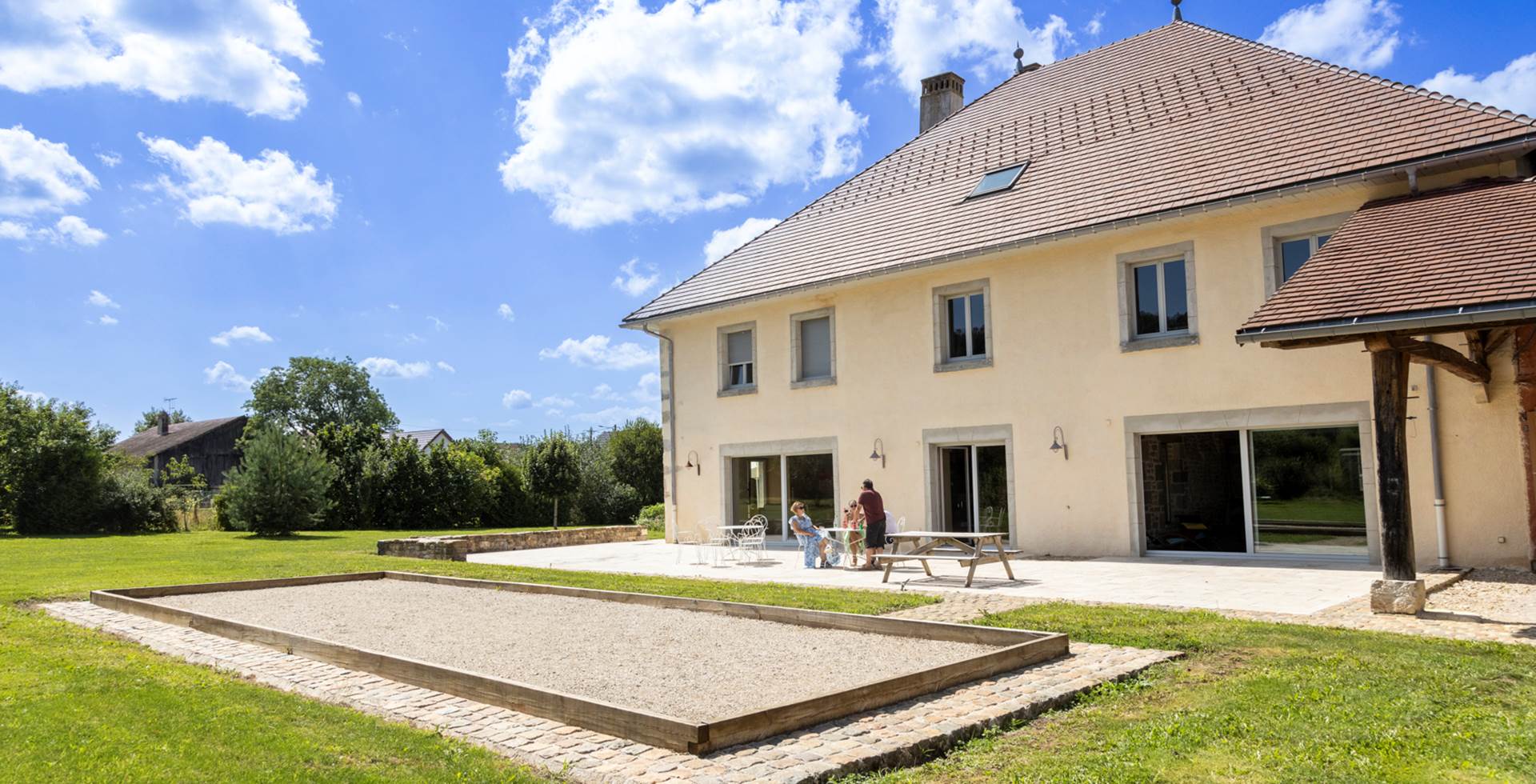Détendez-vous sur notre terrasse après une partie de pétanque au Relais des Deux Tours