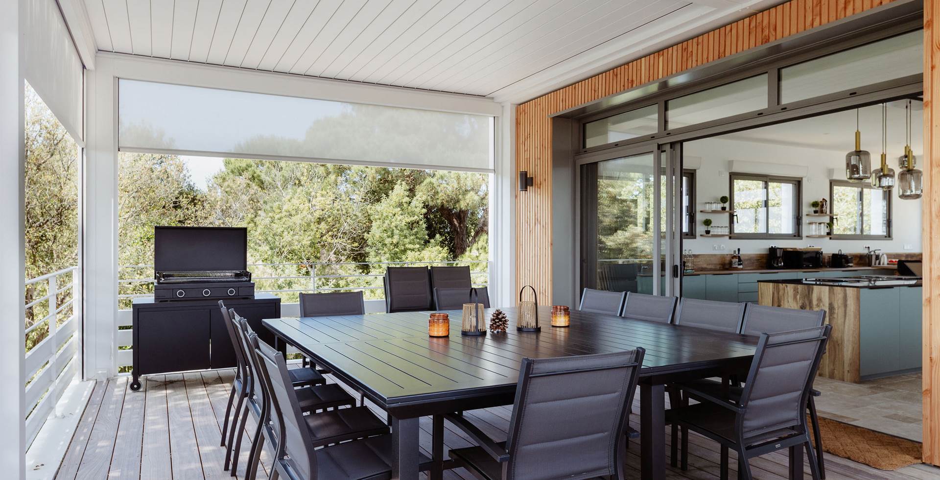 Salle à manger conviviale  Une grande table pour partager vos repas dans une ambiance chaleureuse et décontractée.