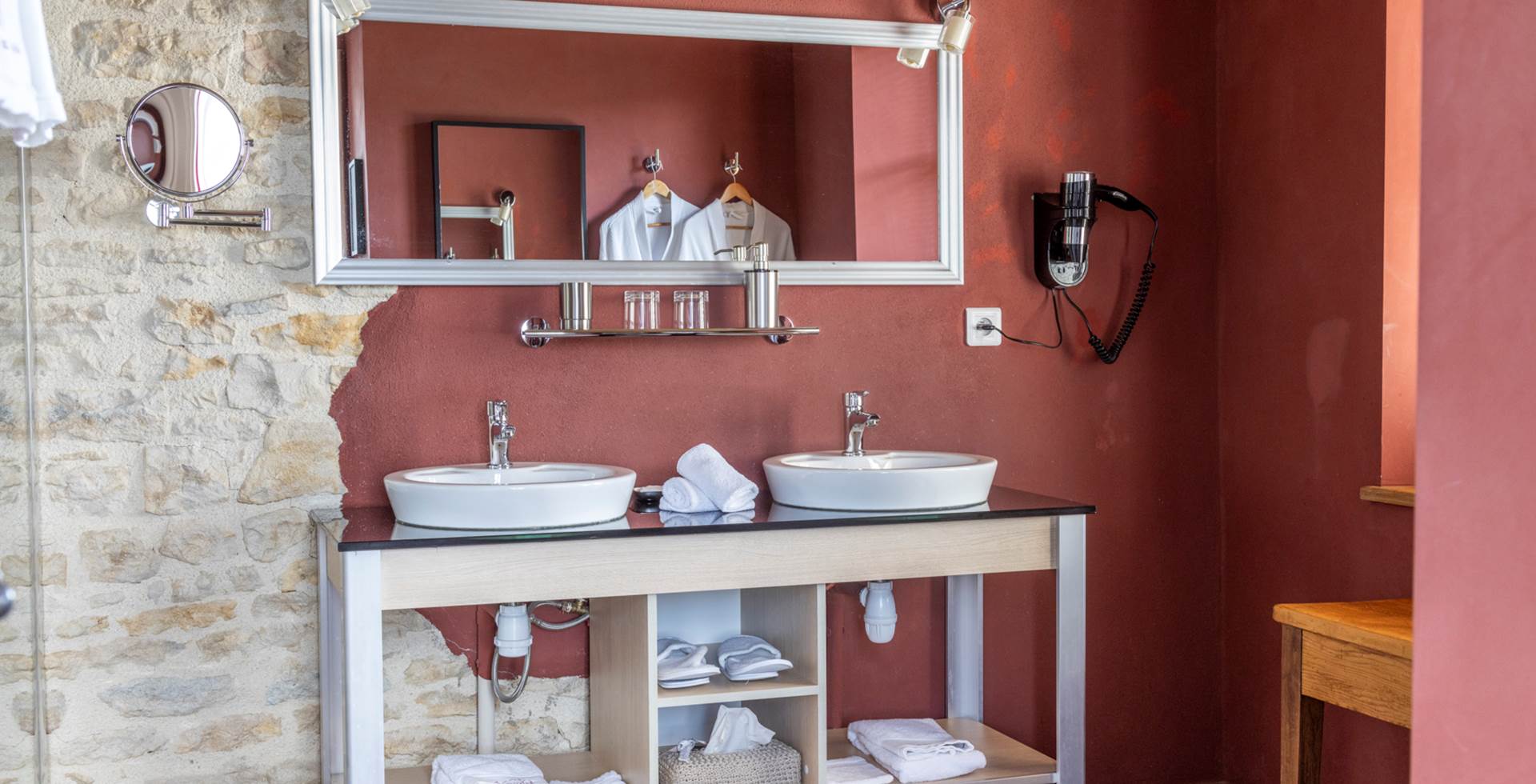 La salle de bain de la chambre Lip, un sanctuaire de bien-être