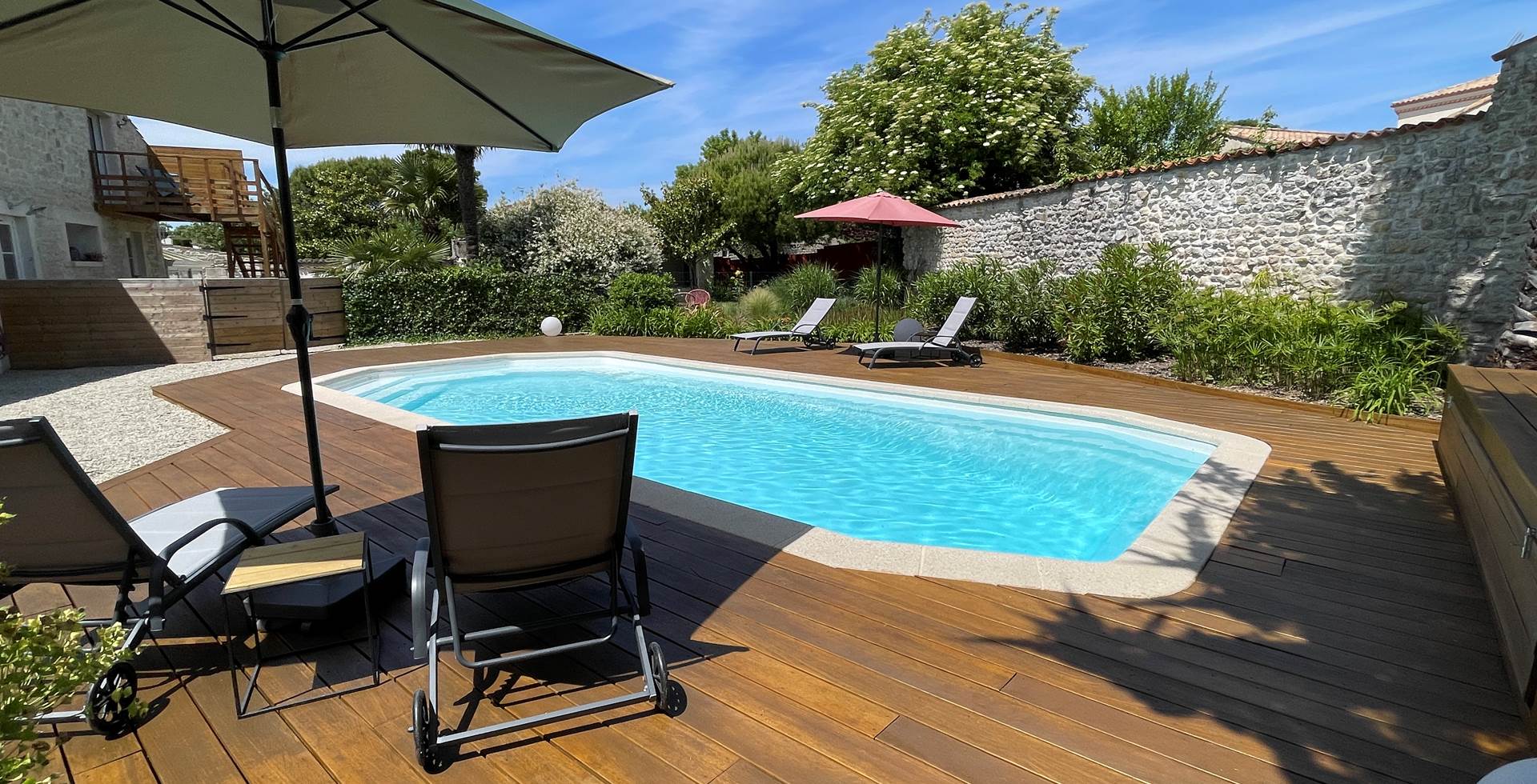 Vue piscine et terrasse La Suite