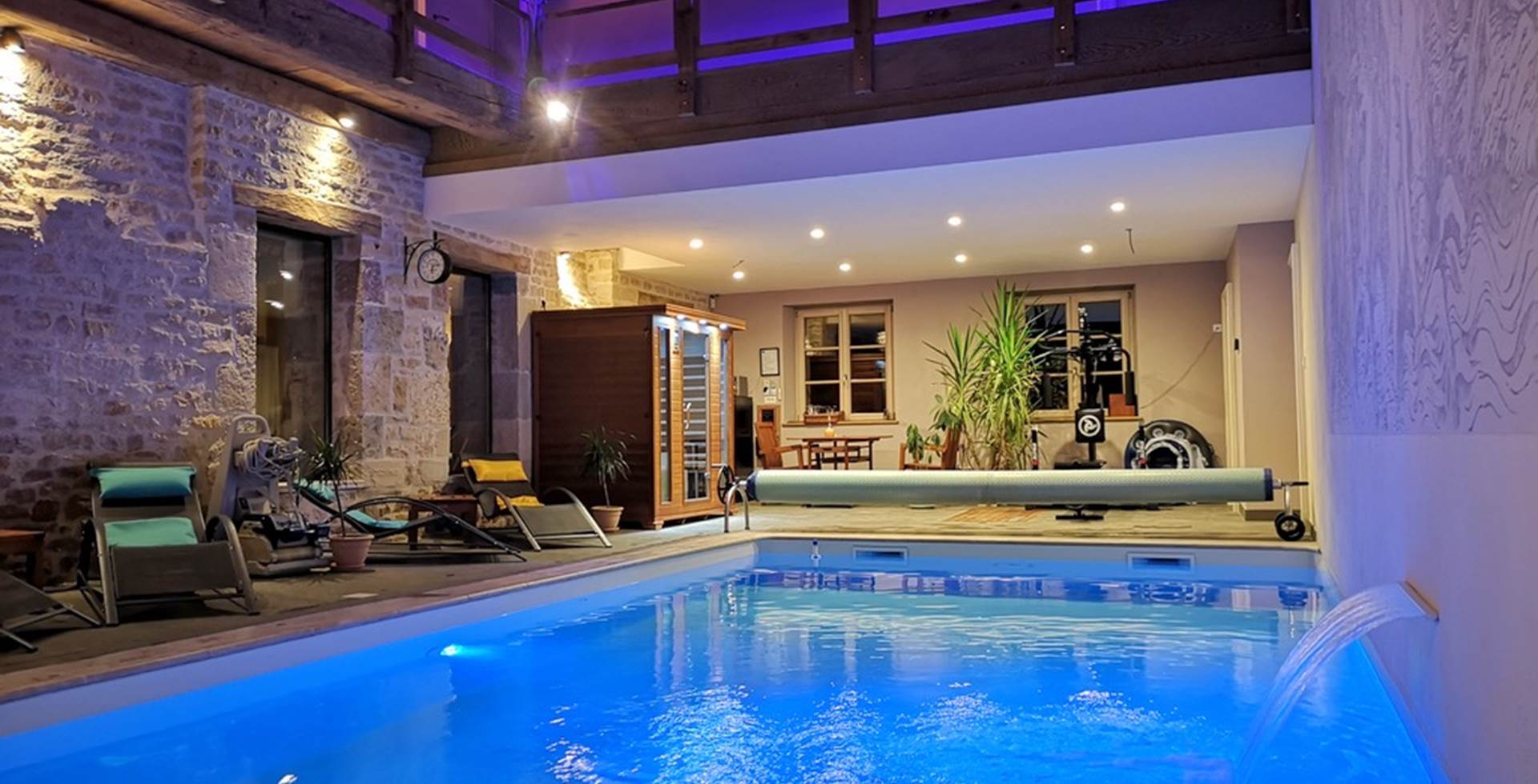 Découvrez la piscine intérieure chauffée du Relais des deux tours