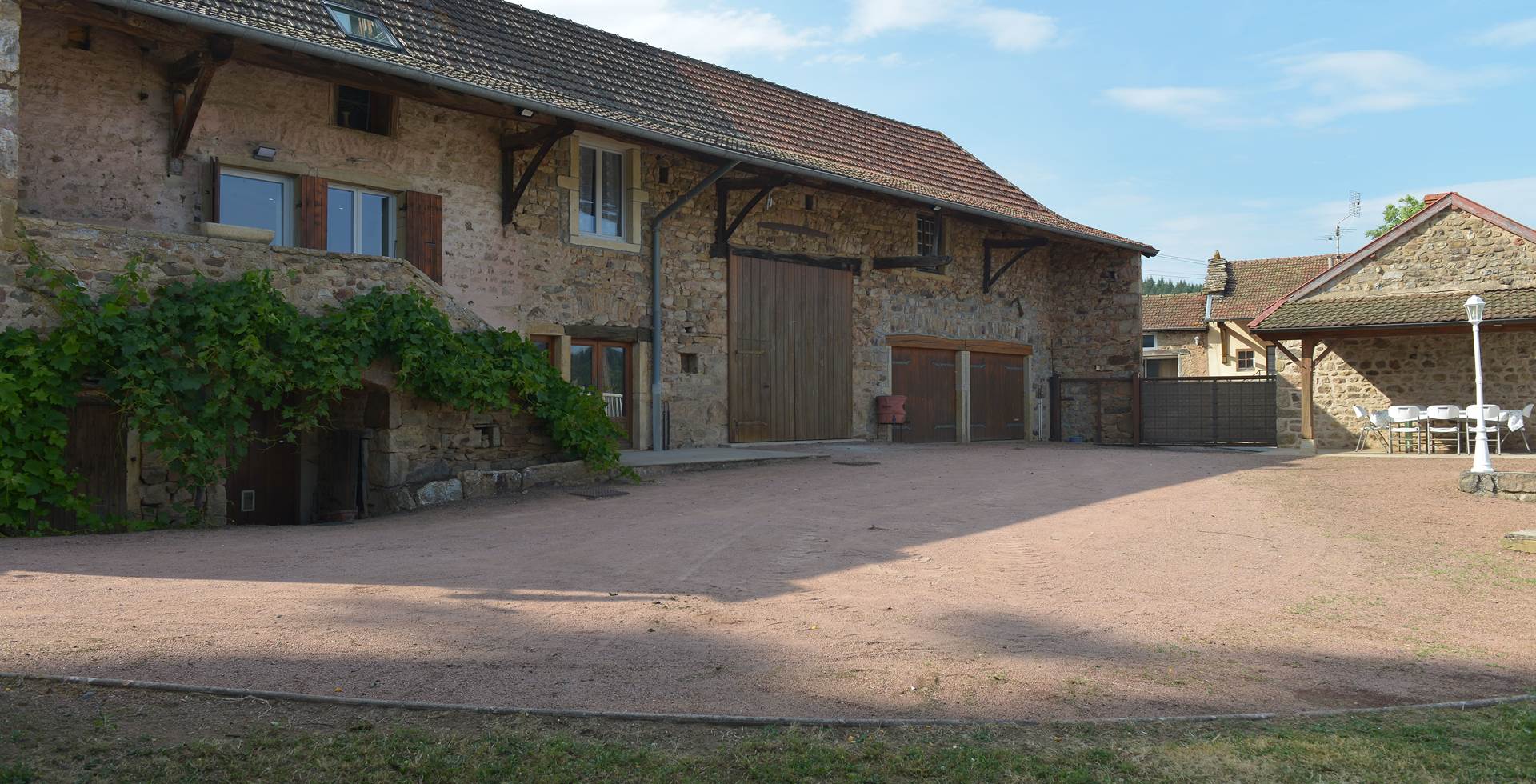 vue maison, cour et portail automatique