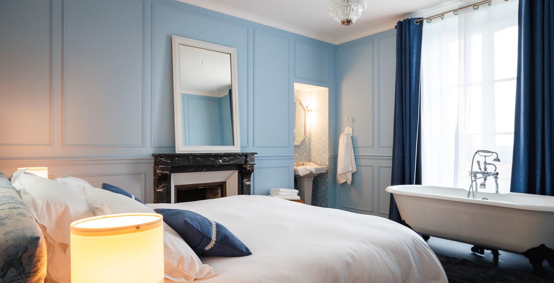 Chambre bleue gite de charme Le Quatre feuilles proche Puy du Fou