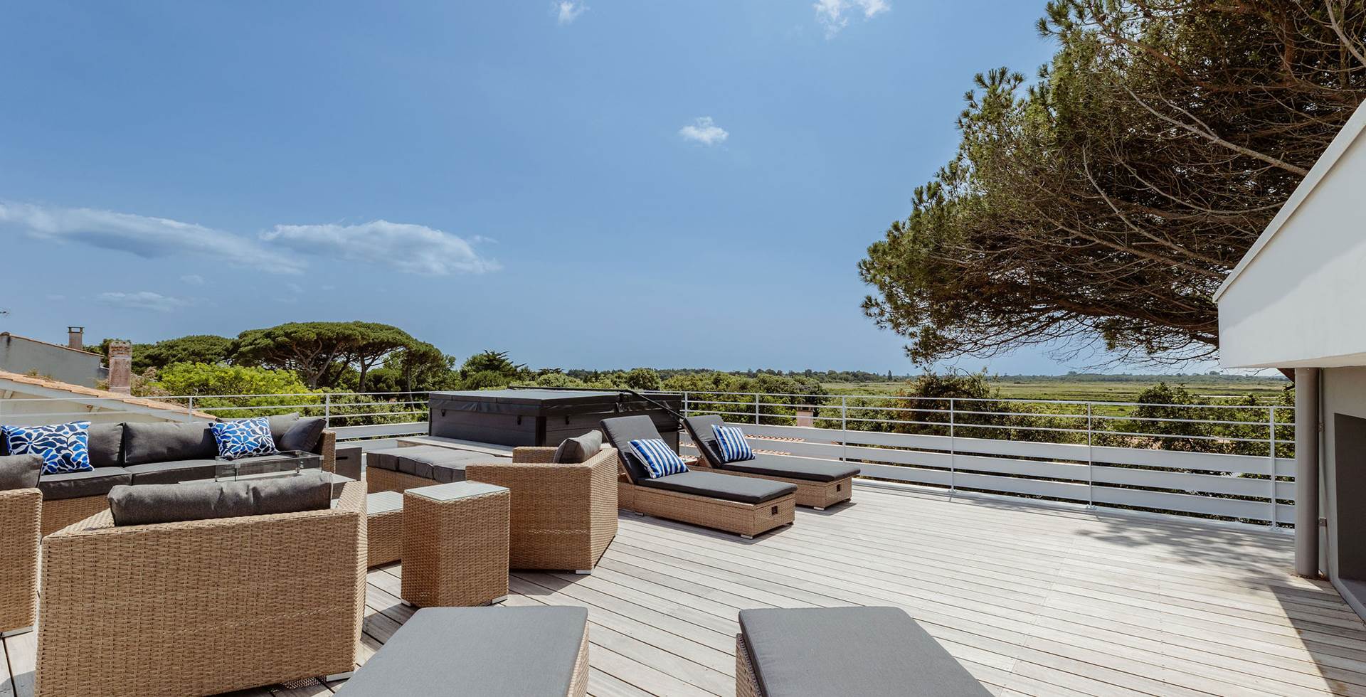 Jacuzzi privé  Détendez-vous dans le jacuzzi chauffé, accessible toute l’année après la plage ou une balade à vélo.