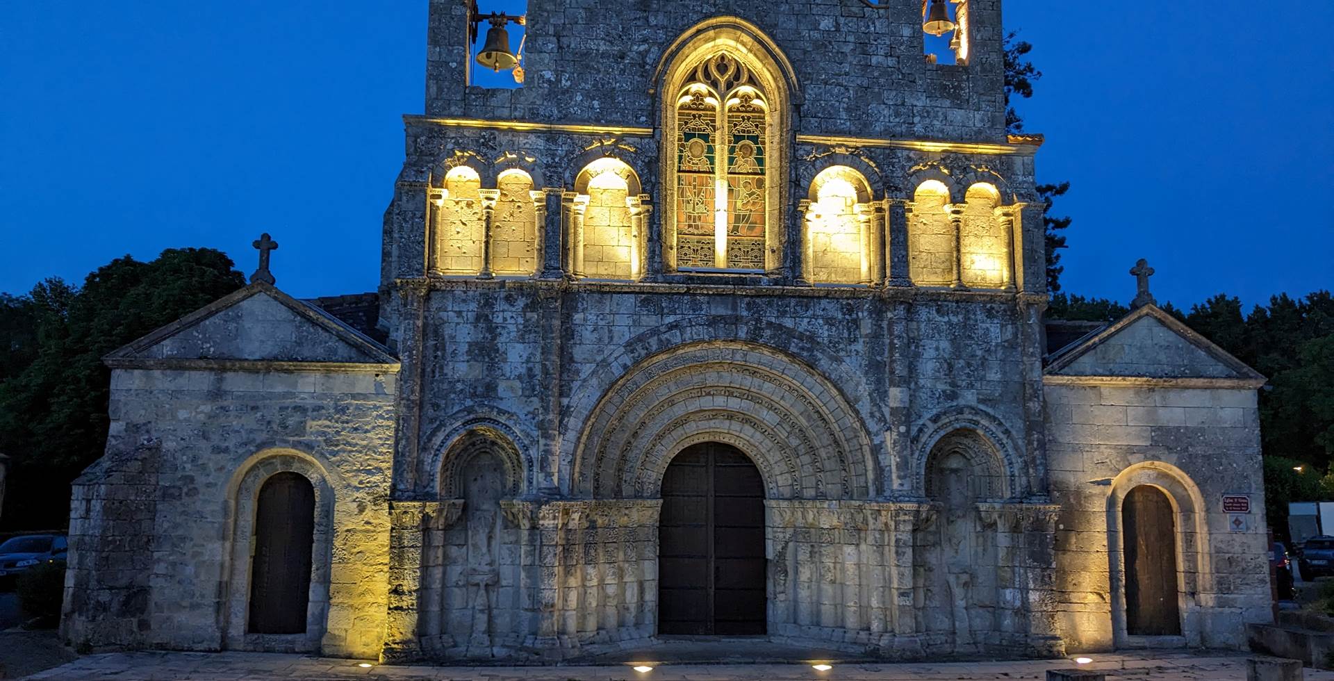 Eglise romane Saint Vivien à 200 mètres sur le chemin de saint Jacques de Compostelle