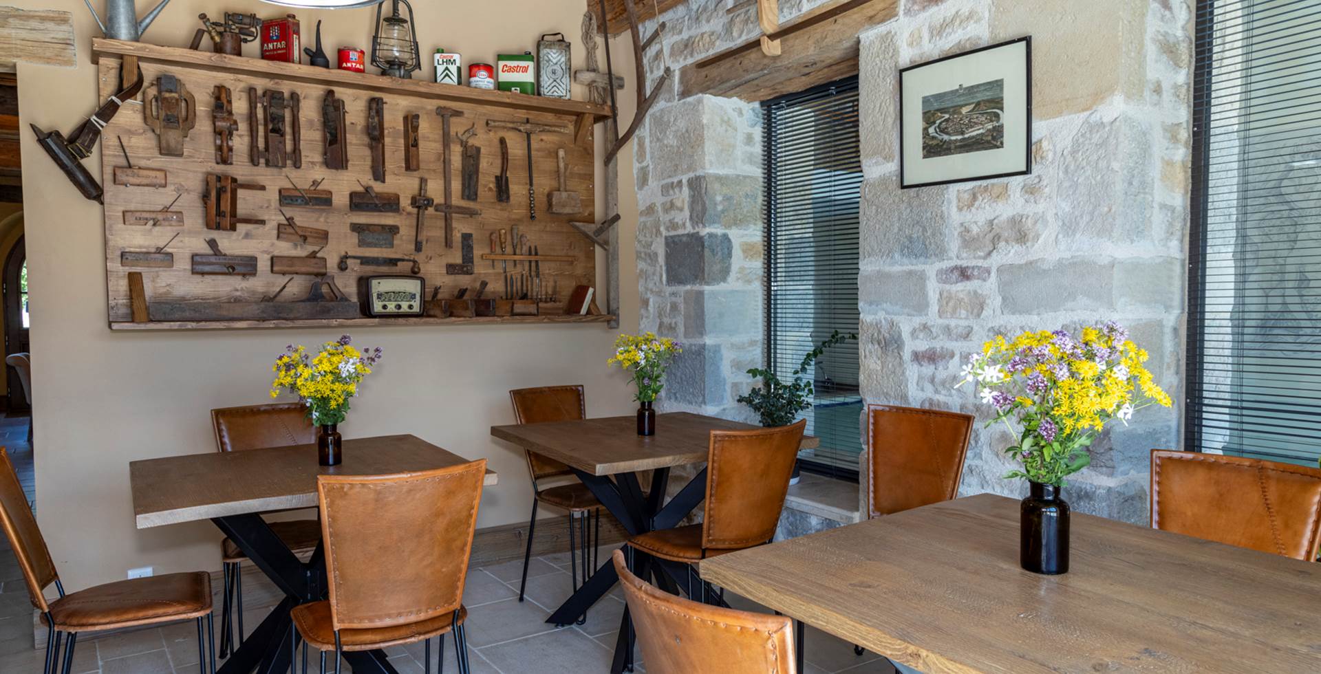 Détendez-vous dans notre salle de restaurant cocooning au Relais des Deux Tours