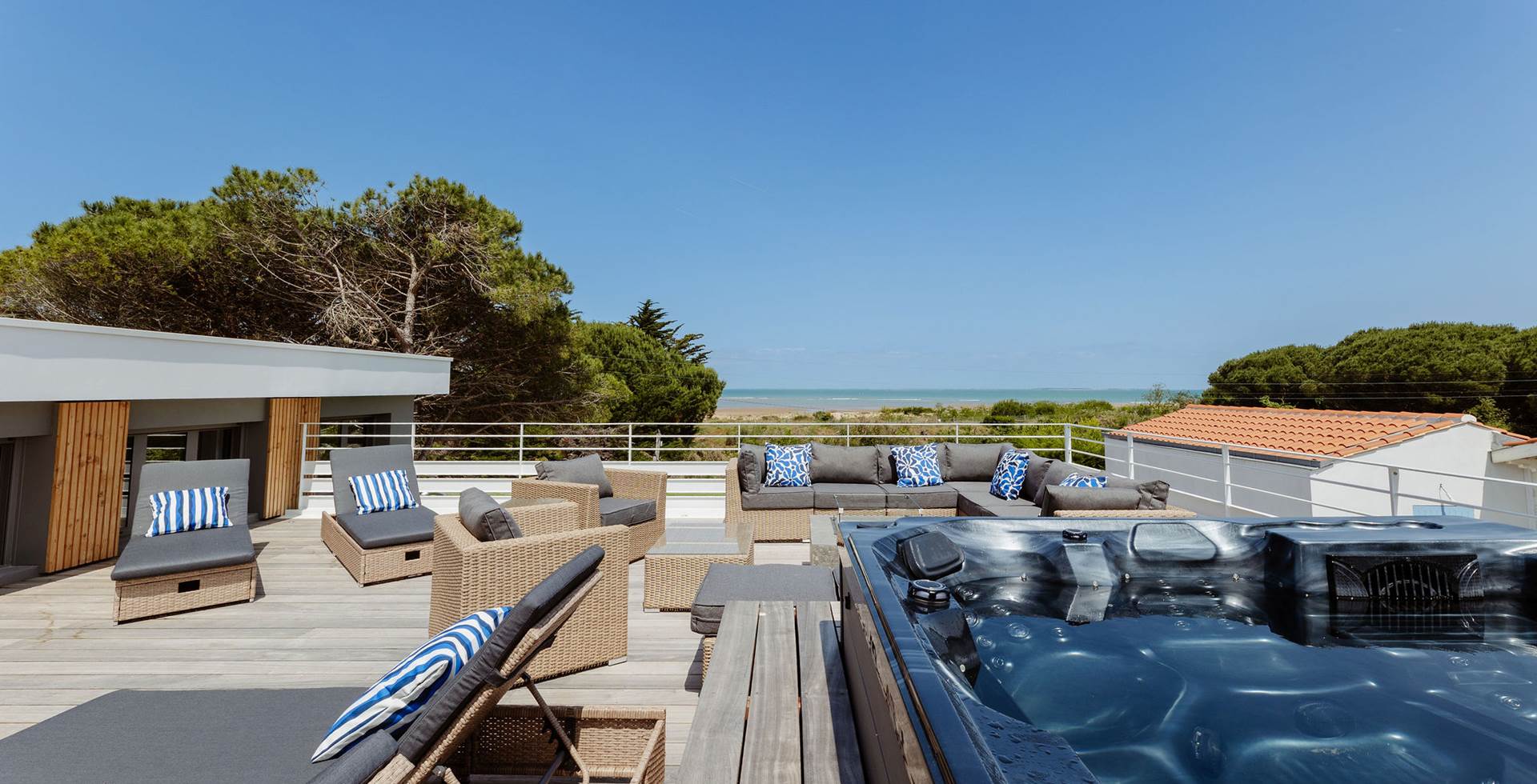 Jacuzzi privé  Détendez-vous dans le jacuzzi chauffé, accessible toute l’année après la plage ou une balade à vélo.