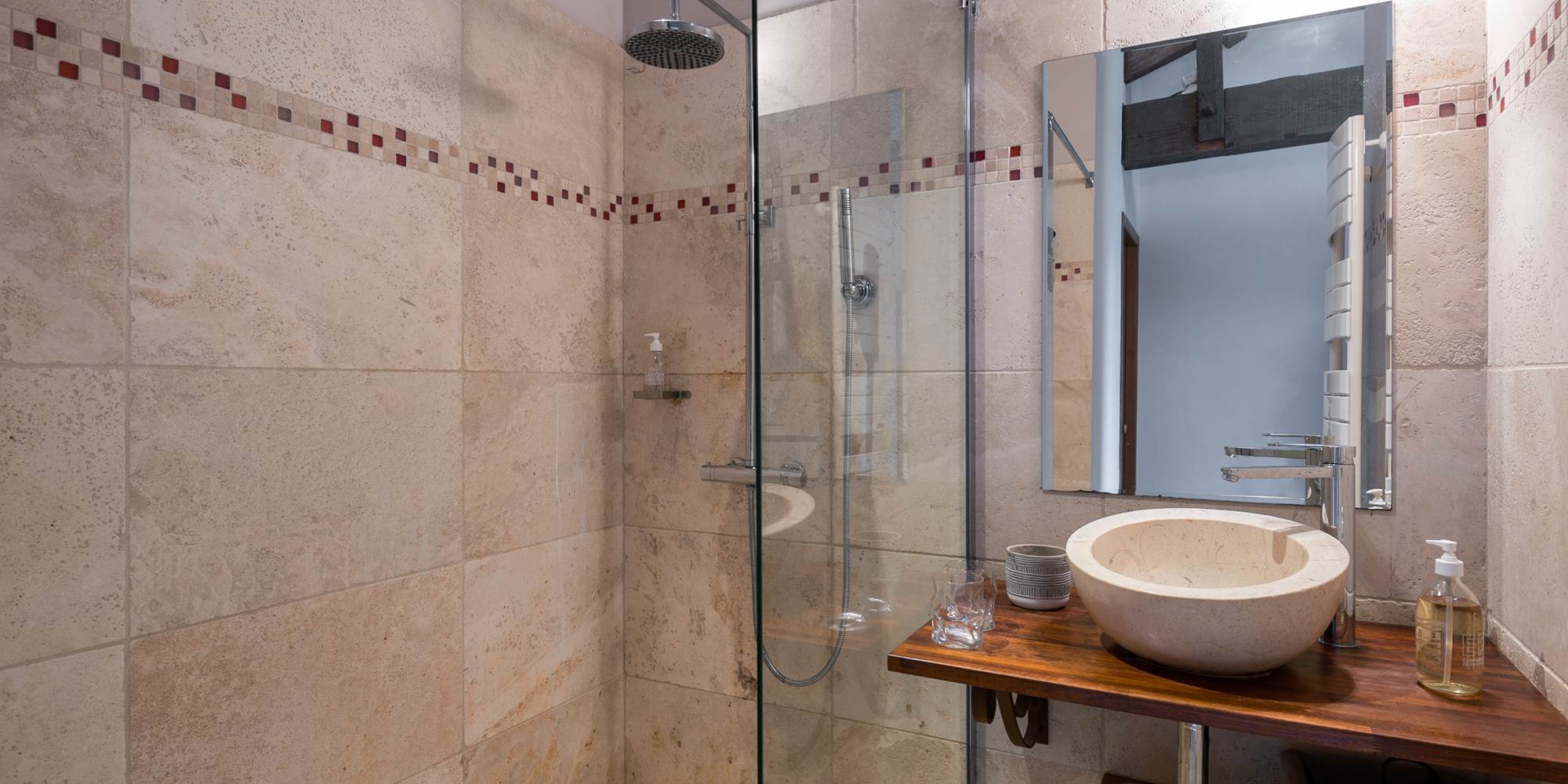 Chambre lit double, rez de chaussée, salle de bain privative, vue jardin et rivière, vignoble, chambres d'hôtes