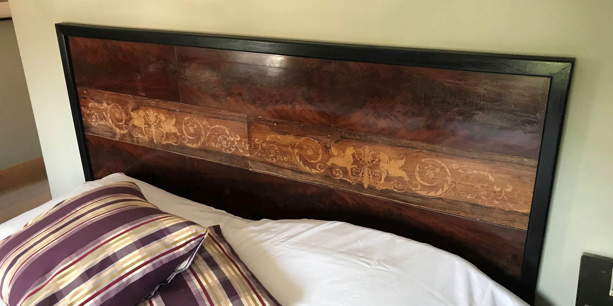 tête de lit d'époque CharlesX chambre 2 à l'époque