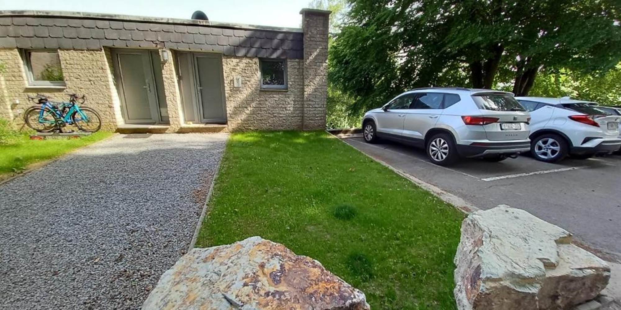 le parking jouxtant l'habitation