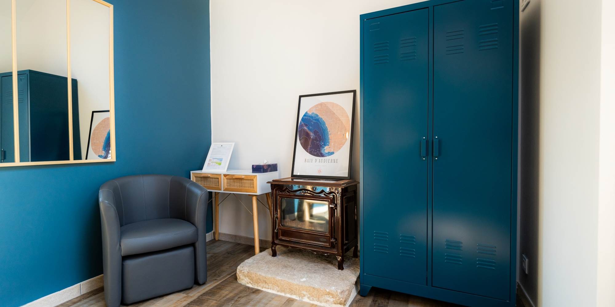 Chambre petite longère: l'armoire d'entrée