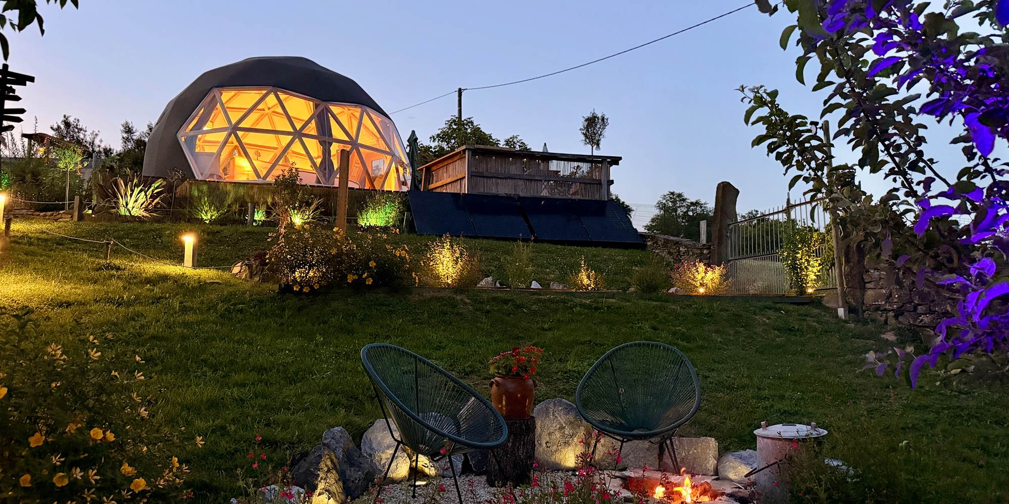 Brasero avec dôme et jardin illuminé