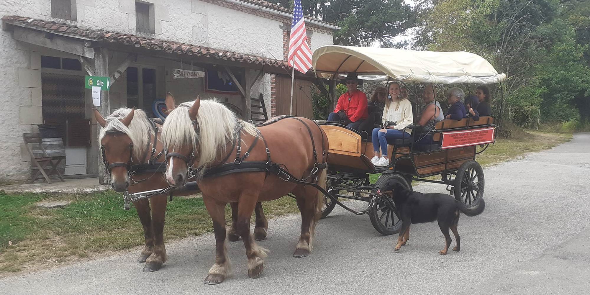 Bapteme en Calèche départ devant le Saloon