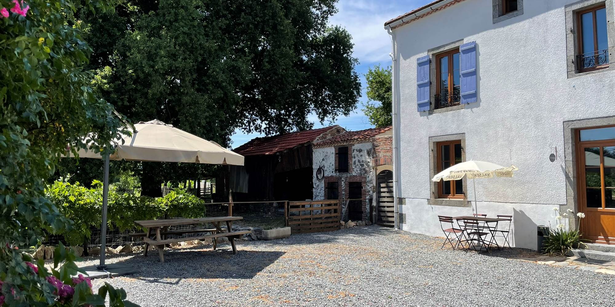 Photo de la façade sud des chambres d'hôtes - Chambres d'hôtes La Grange Richard à Dinsac