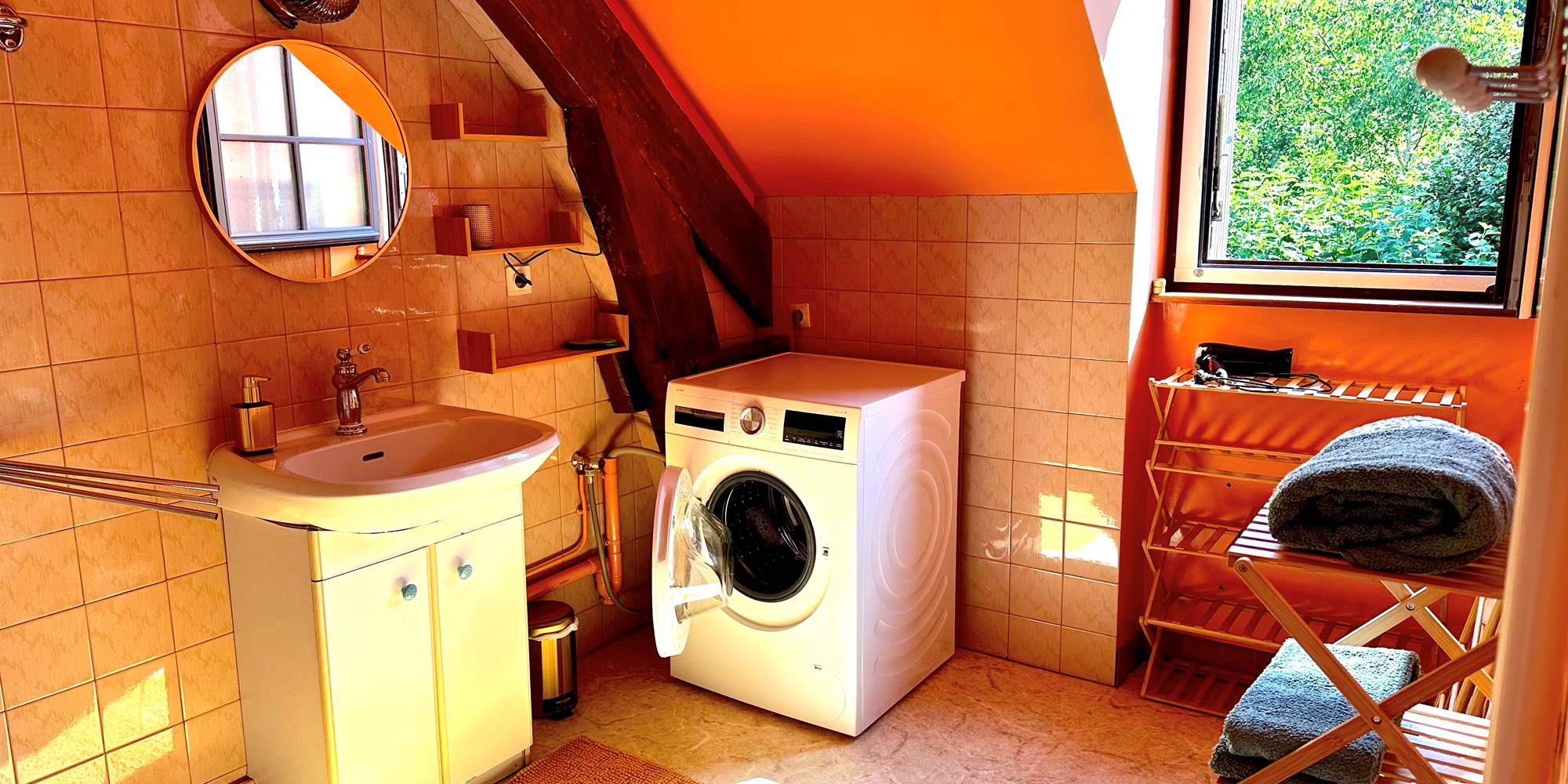 Salle de douche spacieuse, idéale pour les groupes. Avec un lave-linge 10 kg.