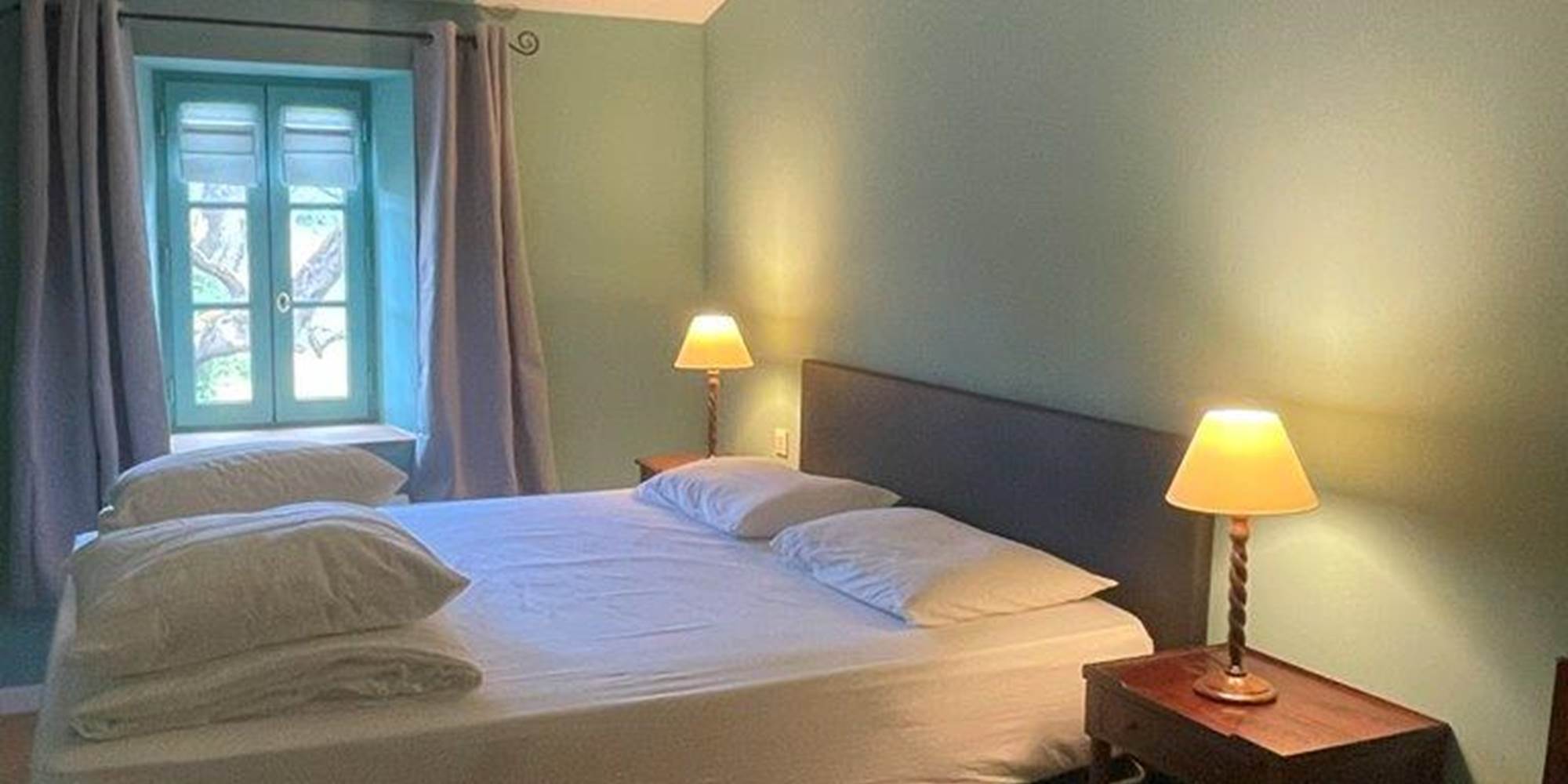 Chambre lit double, étage, salle de bain privative, vue jardin, vignoble, chambres d'hôtes