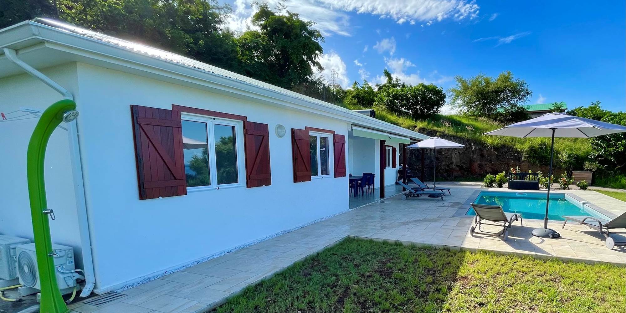 Piscine au sel avec une grande terrasse