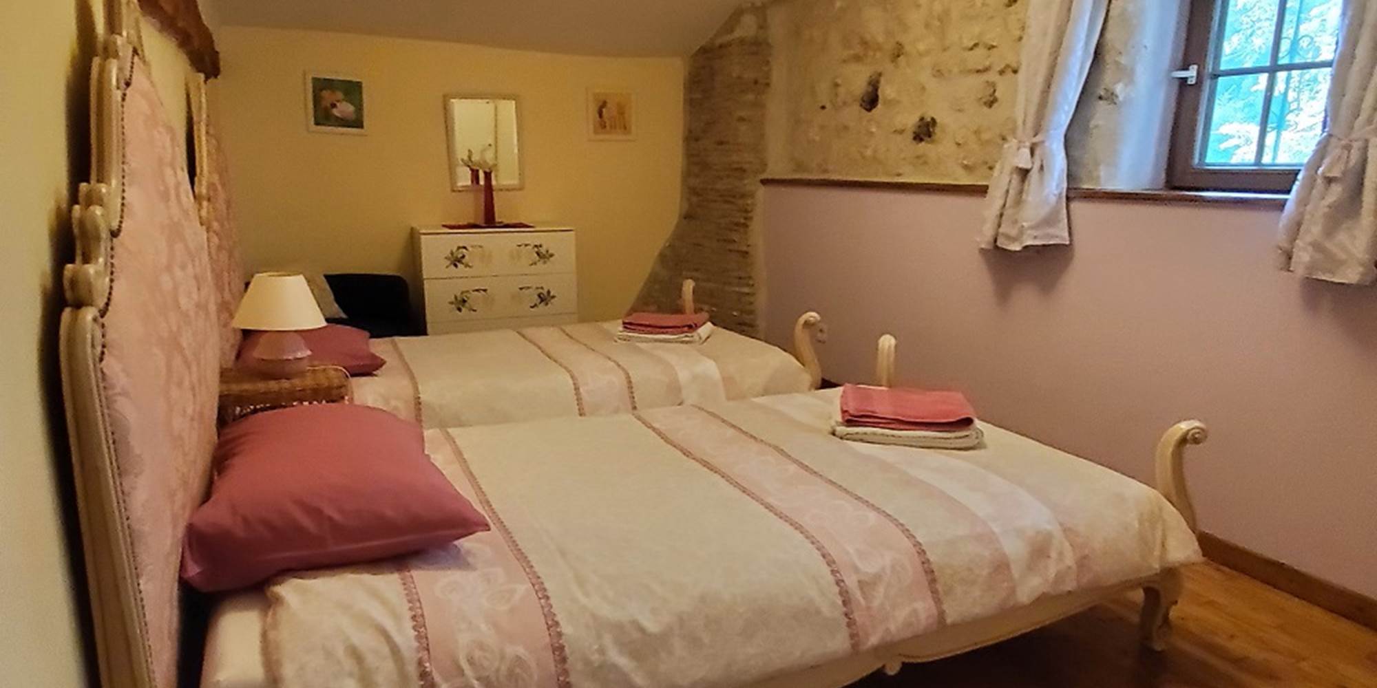 Gîte Les Roses - Chambre avec 2 lits simples étage