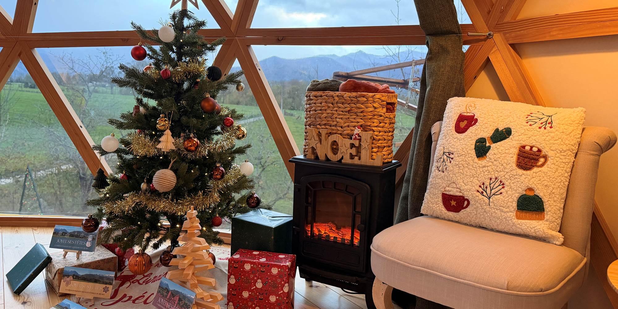 Sapin de noël dans une ambiance chaleureuse
