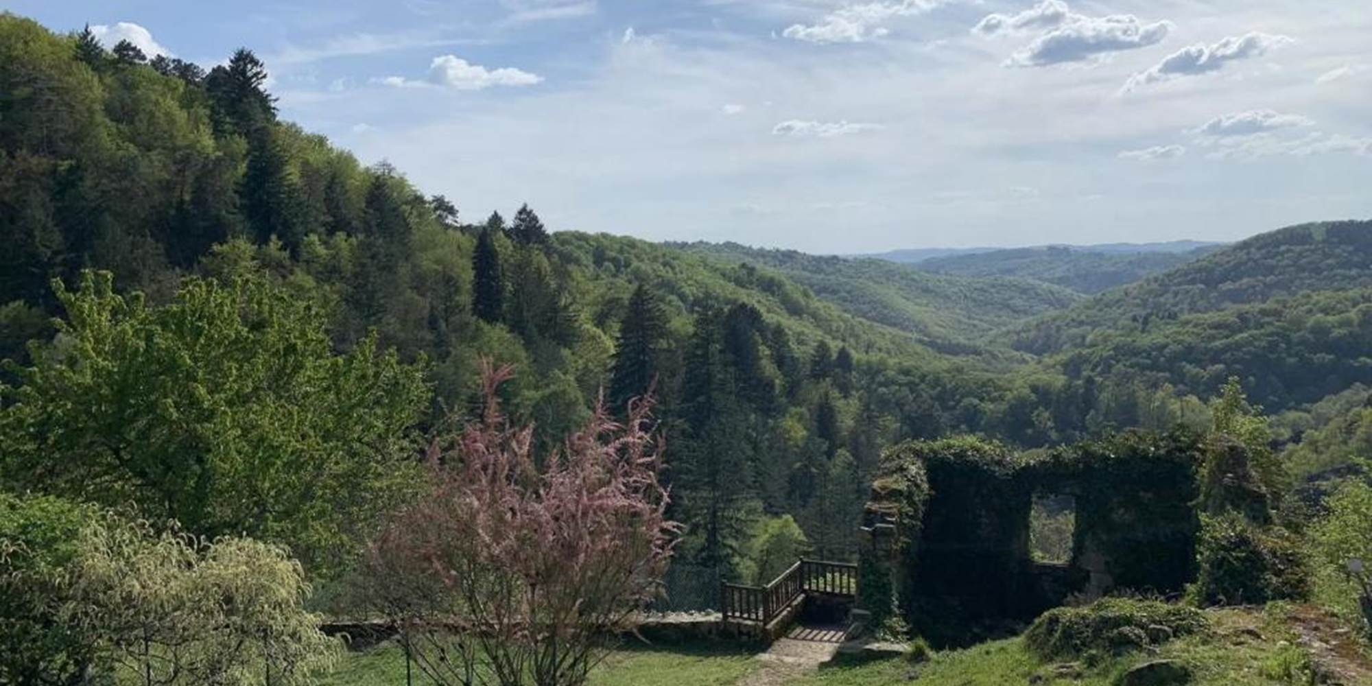 Juste attenant, le "Jardin de la Cure", sa Fontaine/Source d'Eau potable, ses Tables de Pique-nique ombragées. Siestes sous les Pommiers, à la Rumeur des Cascades.