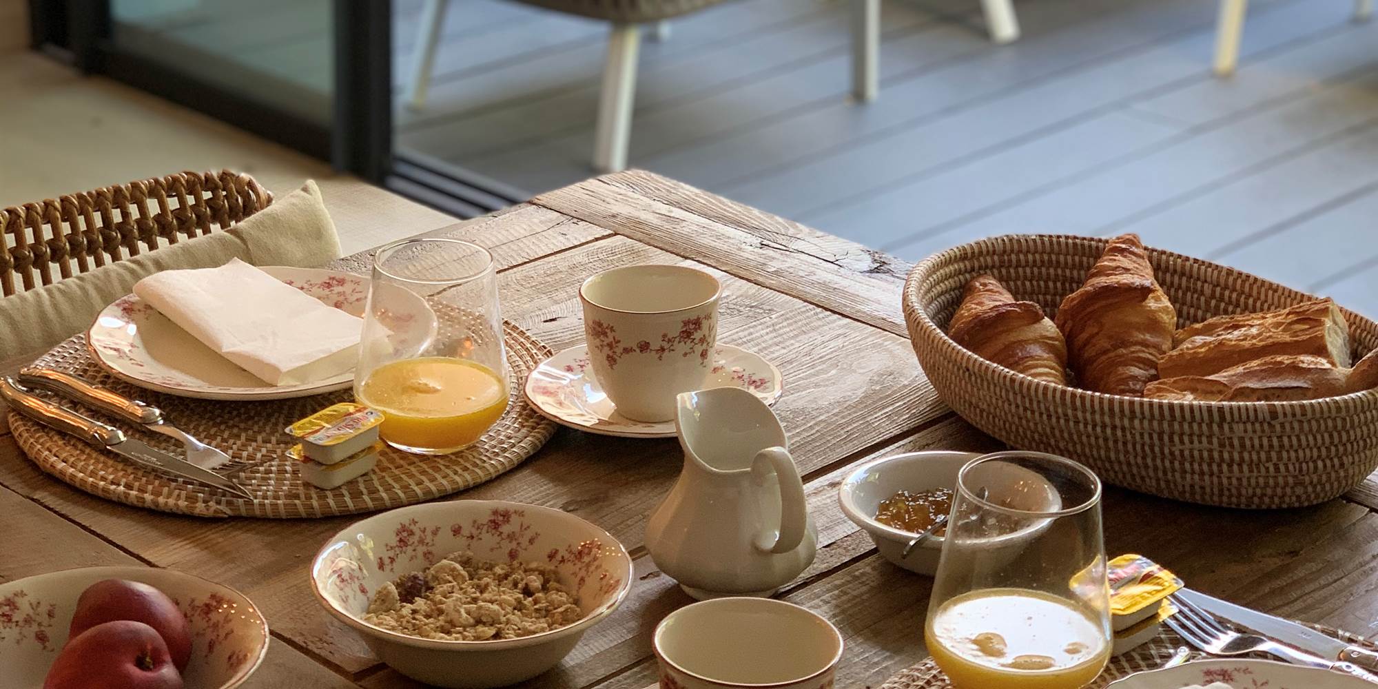 Le petit-déjeuner au salon.