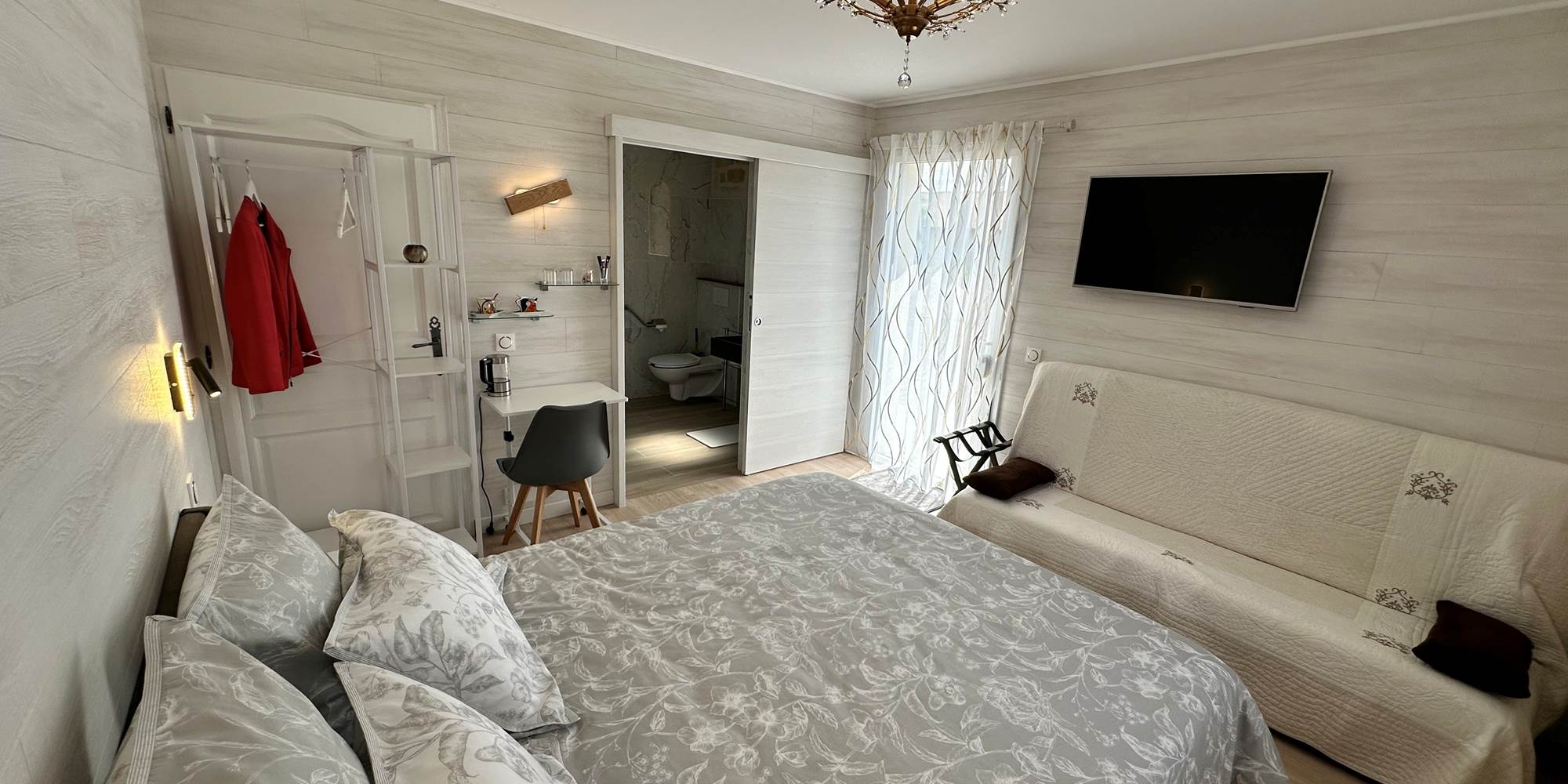 chambre-raphael-lit-queen-size160x200_canapé-2-places_spacieuse_calme_lumineuse-salle-de-bains-privative_mas-des-anges_soussans-margaux_pmr-famille