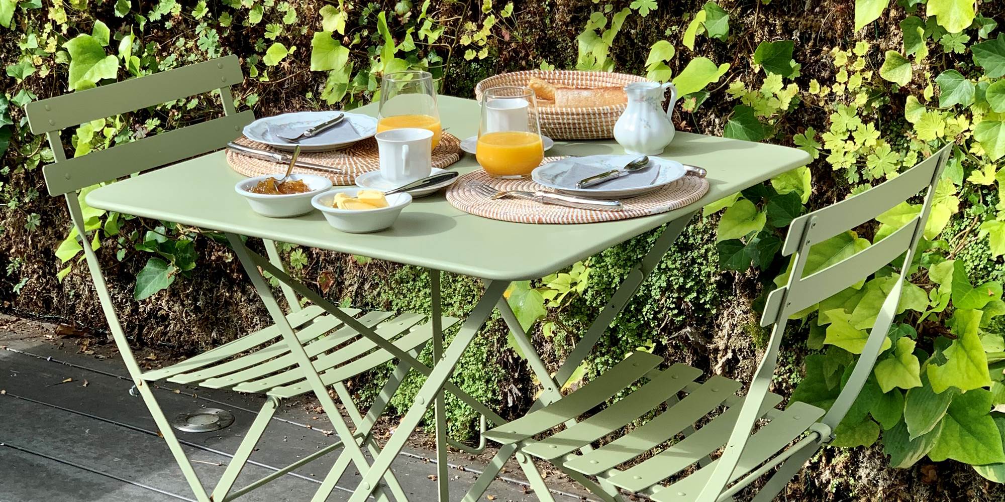 Le petit-déjeuner sur la terrasse, près du mur végétal.