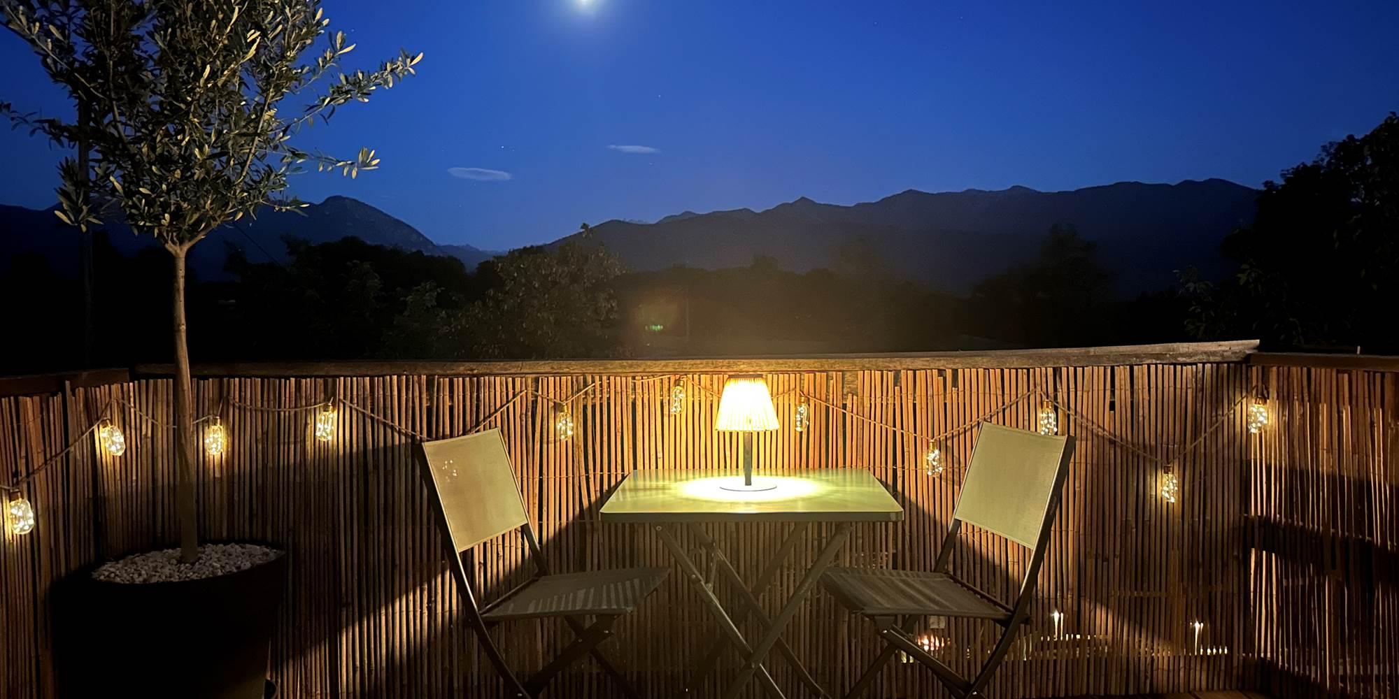 Repas sur la terrasse face aux Pyrénées