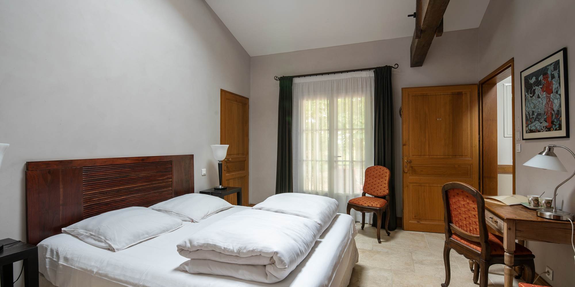 Chambre lit double, rez de chaussée, salle de bain privative, vue jardin et rivière, vignoble, chambres d'hôtes