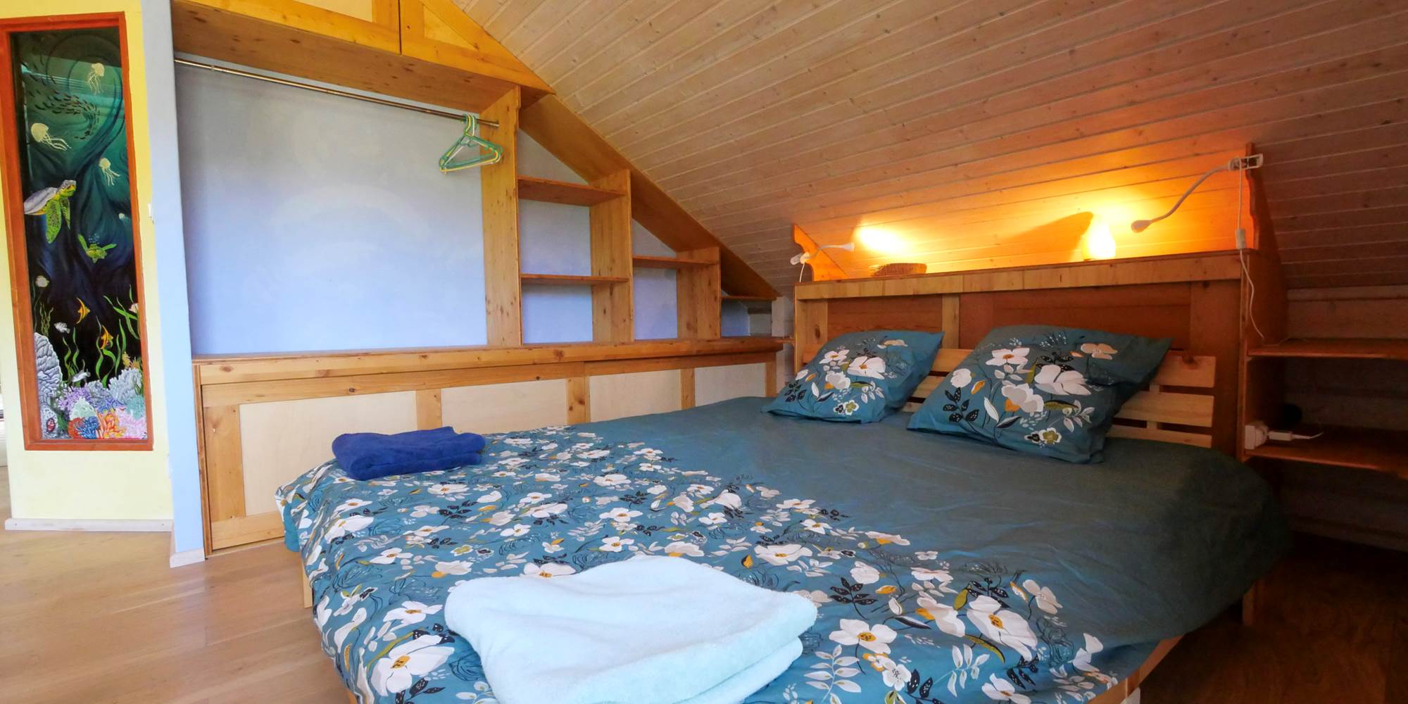 Lit king size à l'étage