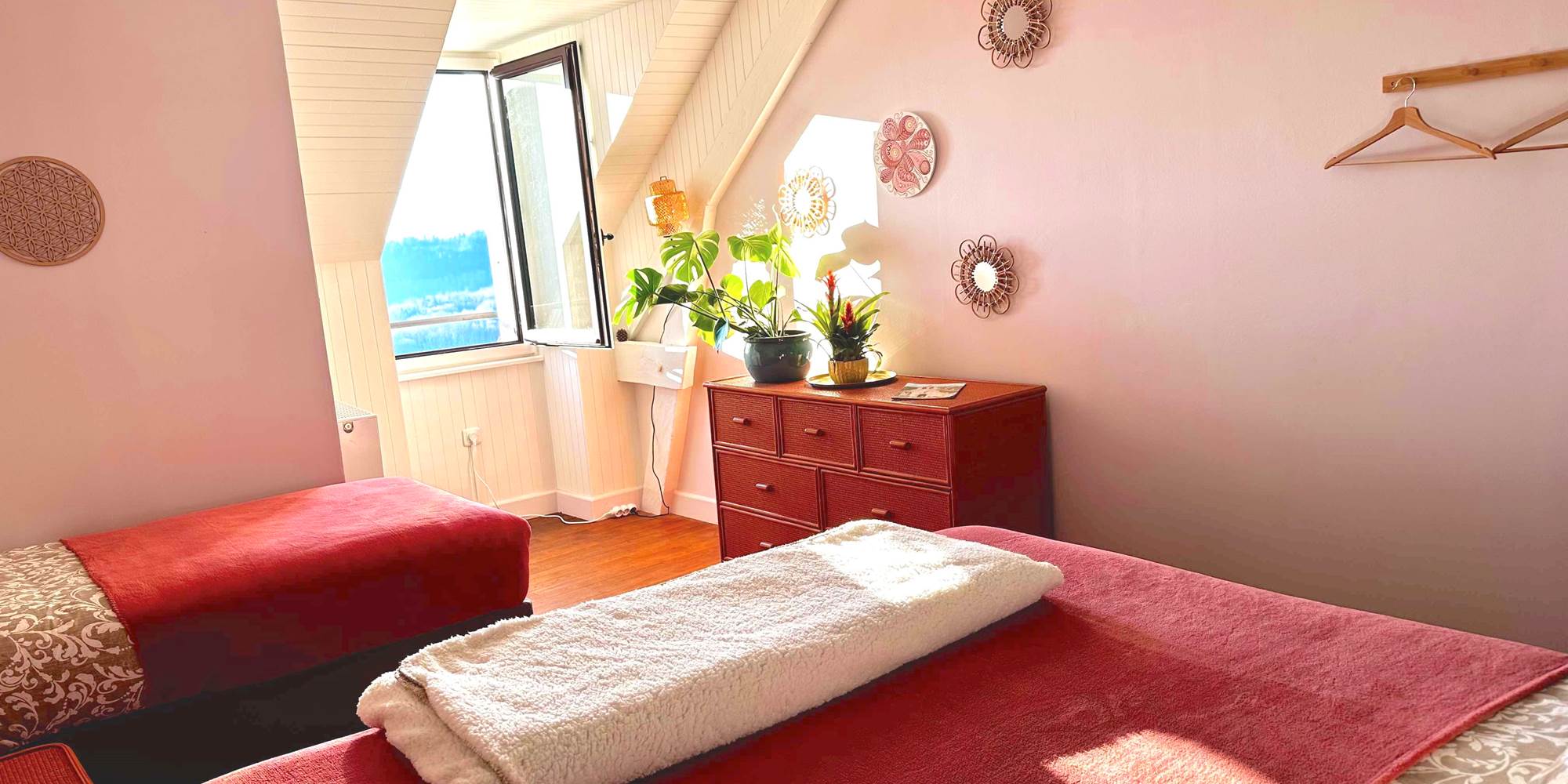Gîte-Appartement : Chambres familiales avec Lit King-size 180x200 cm et Lit supplémentaire 90x200 cm. Vue sur les Montagnes et la Vallée des Cascades plein Ouest.