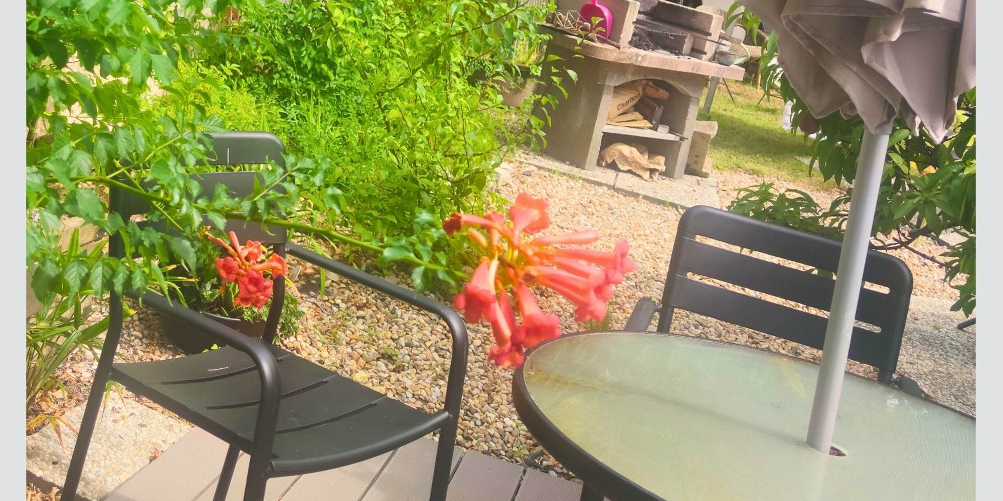 Un espace extérieur plein de charme Sous la glycine et près du barbecue, partagez des moments conviviaux dans un cadre paisible.