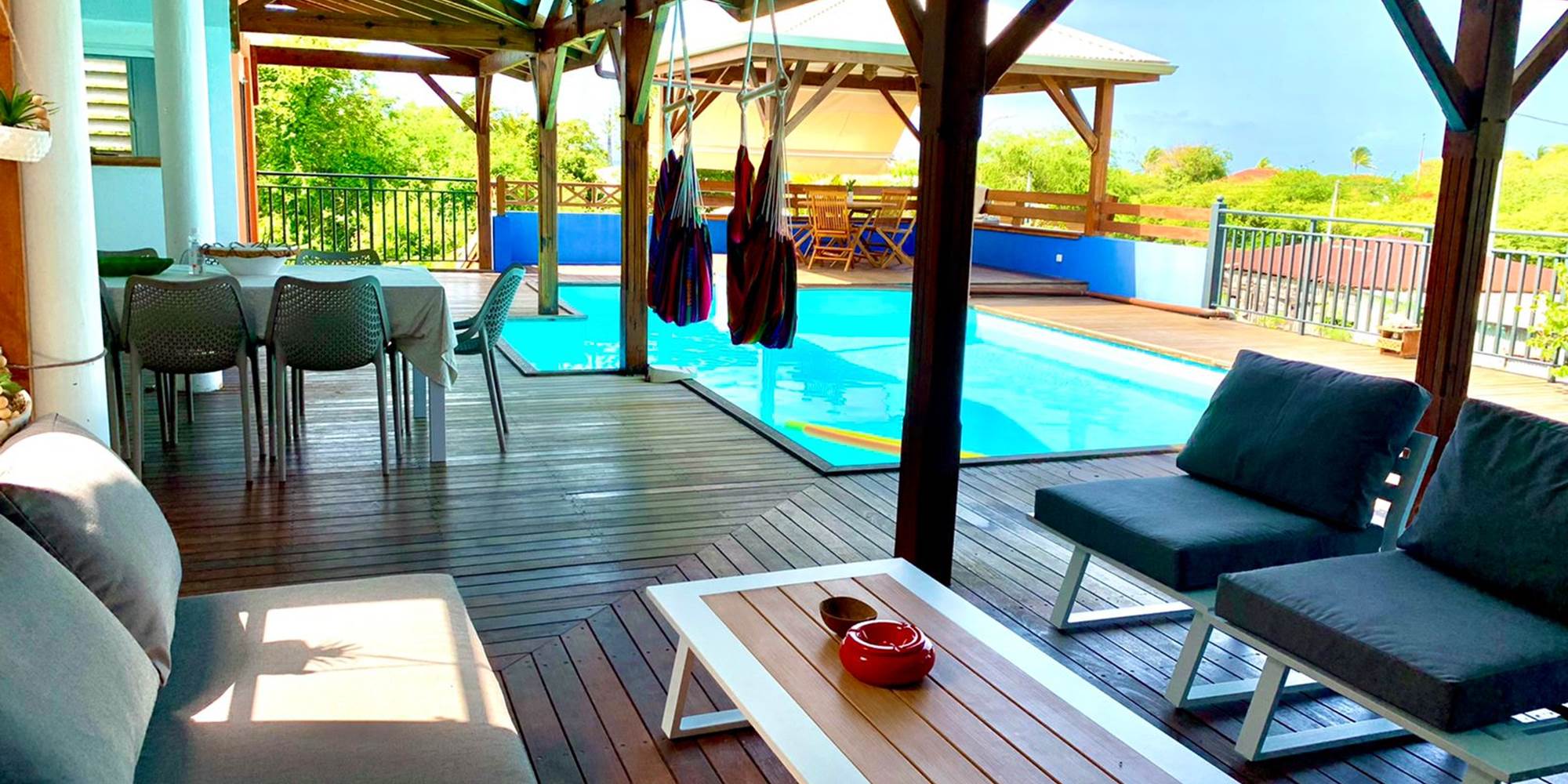 Salon extérieur avec vue piscine