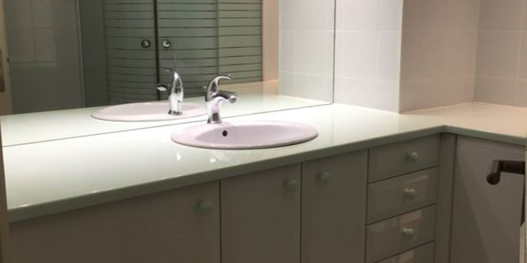 Salle de bain avec cabine de douche - WC séparés