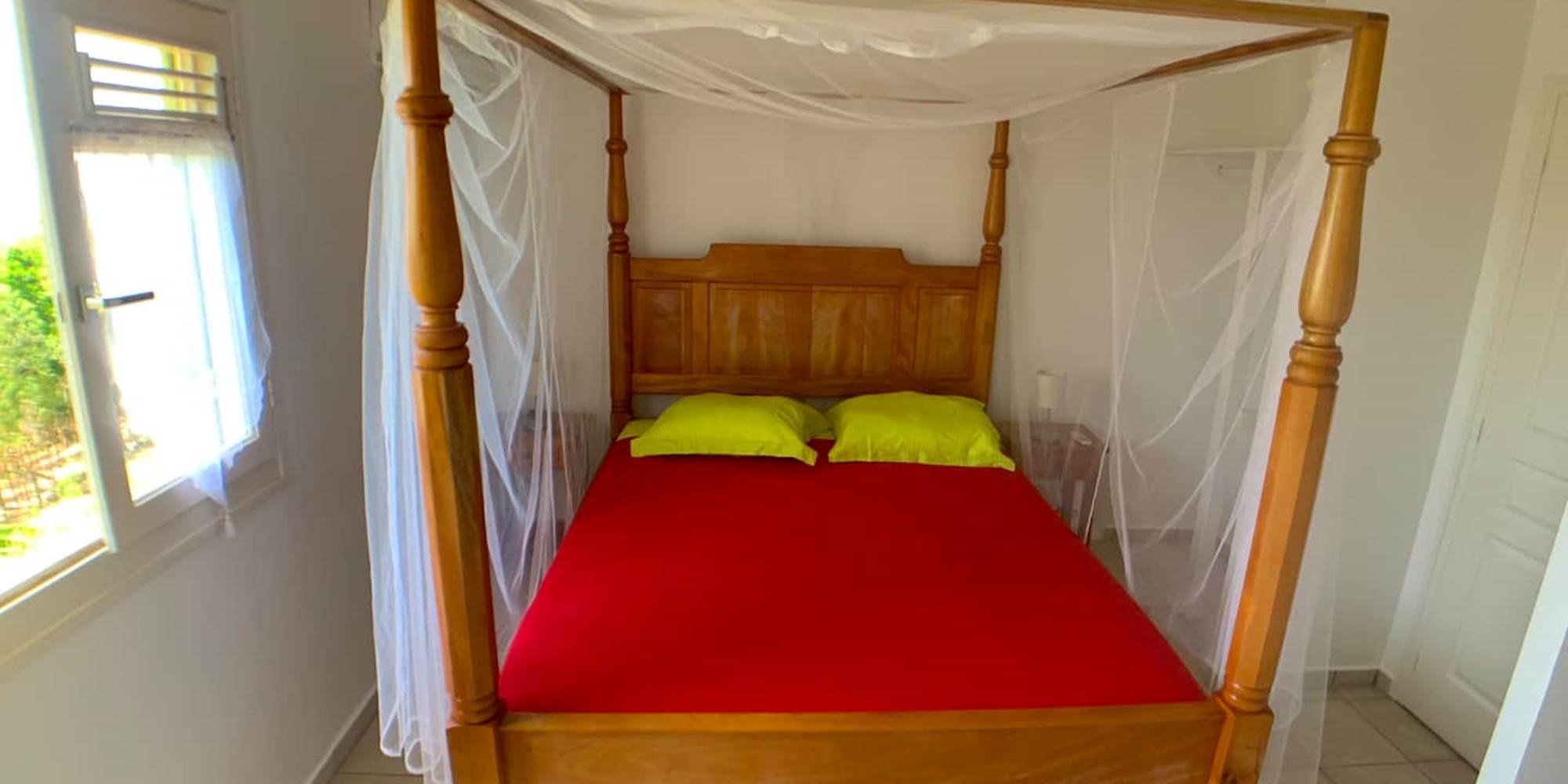 Chambre parentale, lit queen size et salle de bain attenante