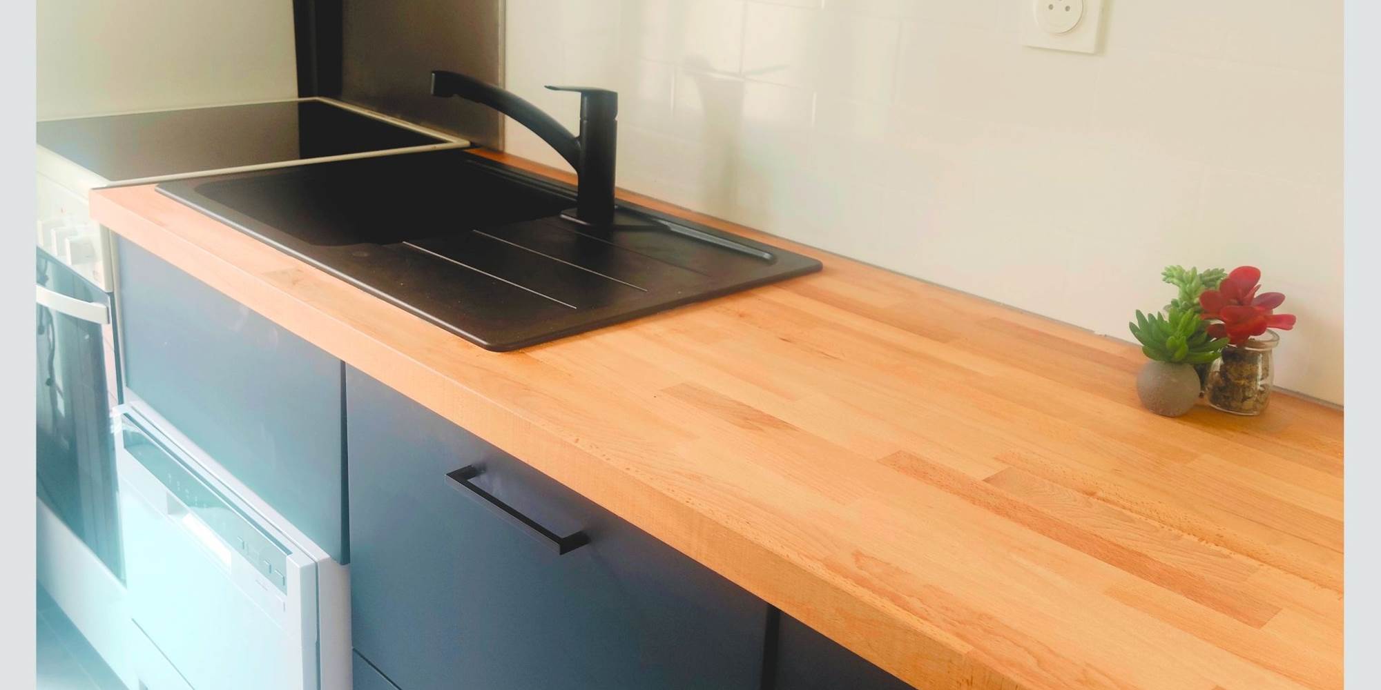 Cuisine claire et fonctionnelle pour vos repas à deux Un coin cuisine bien pensé, idéal pour cuisiner dans le calme de La Flotte, avec tout le confort moderne à portée de main.