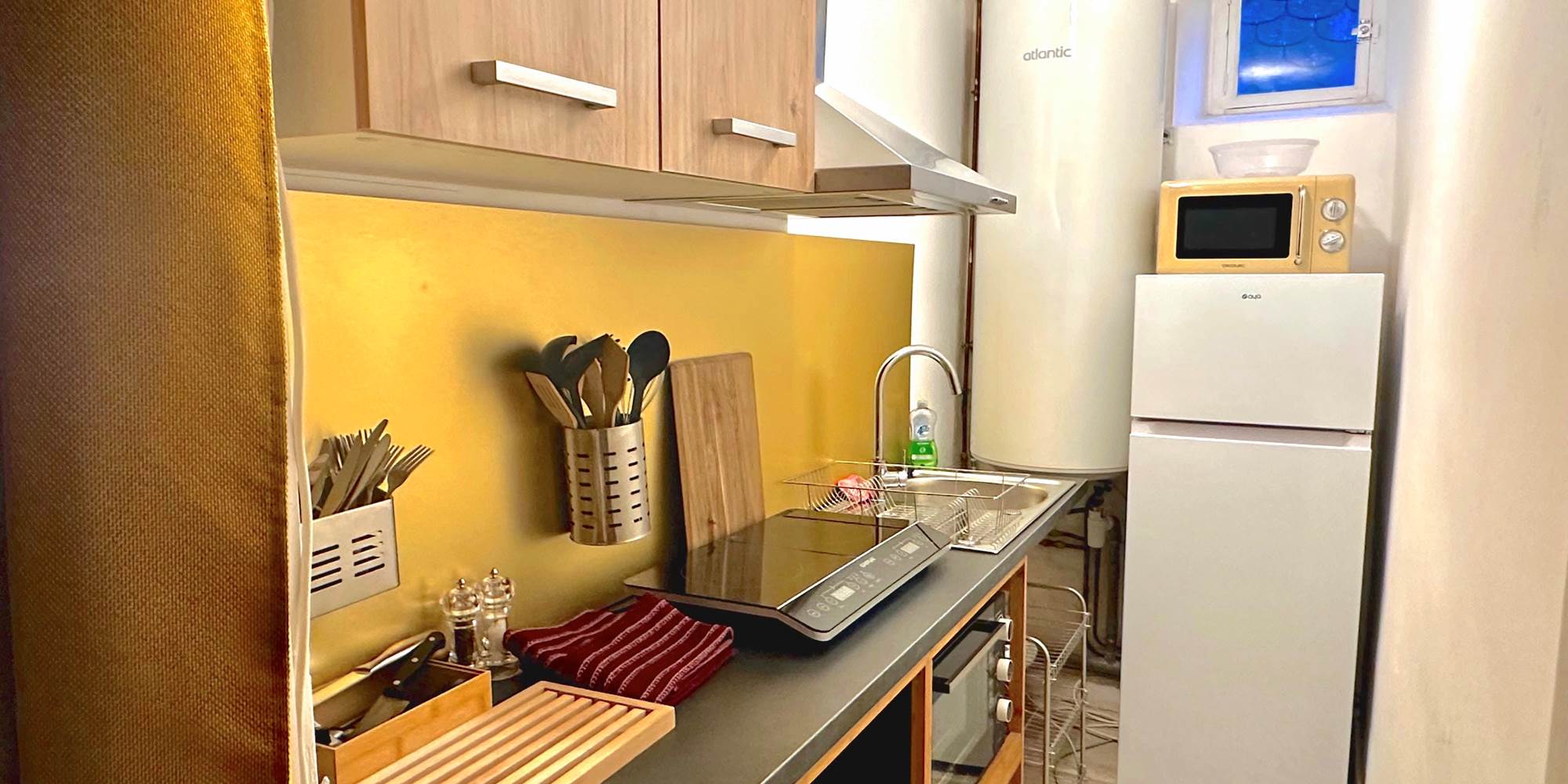 Coin Cuisine. Réfrigérateur avec congélateur, Plaques induction, Four traditionnel et micro-ondes. Notre Restaurant est également attenant à votre Gîte.