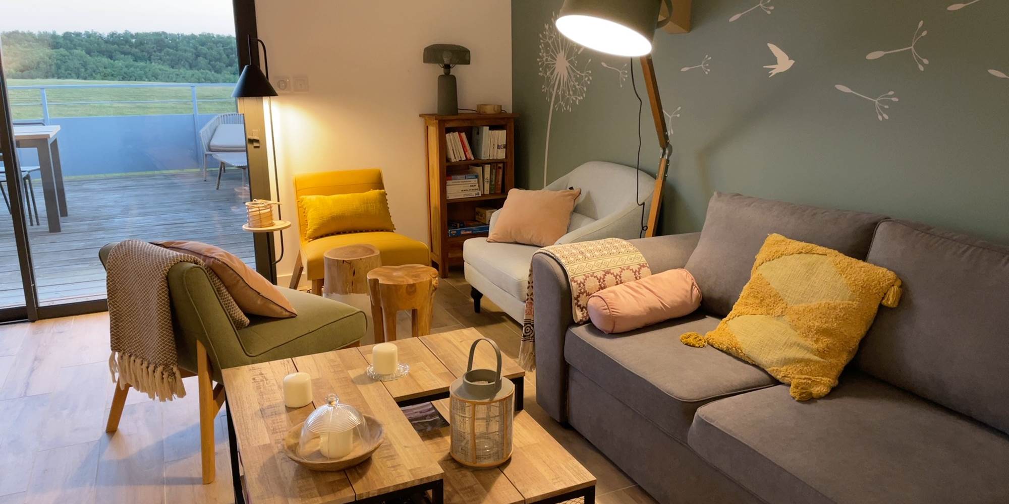 salon TV bibliothème ambiance soir