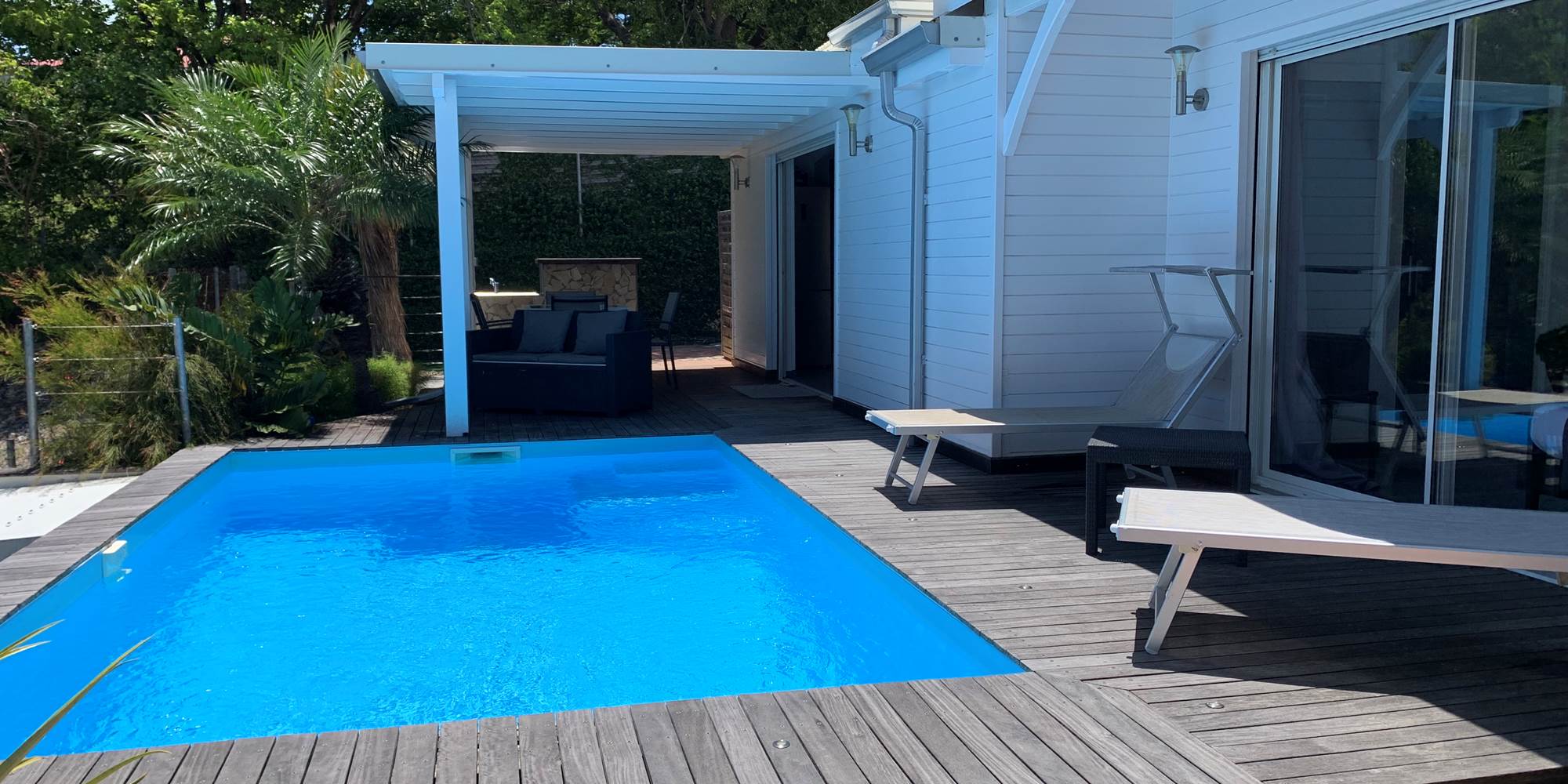 Terrasse extérieure avec piscine et bain de soleil