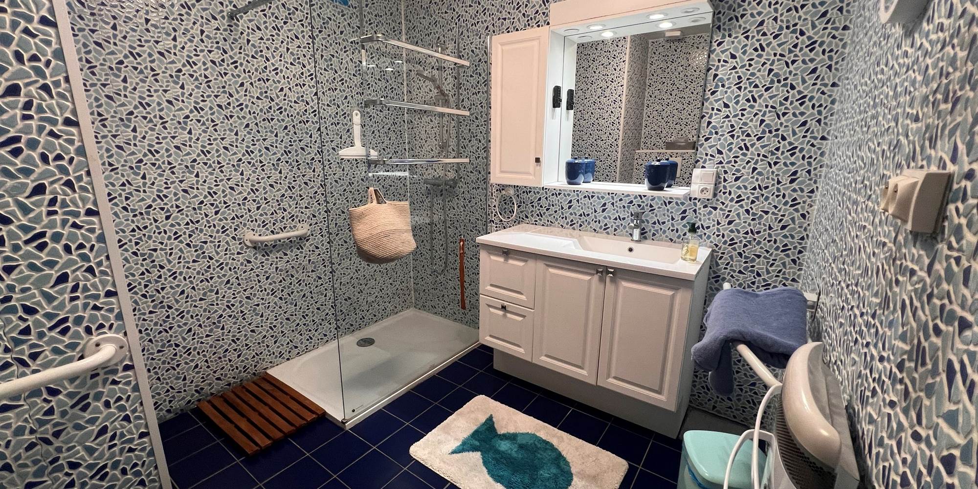 bac a douche extra plat dans la salle de bains du rez de chaussée